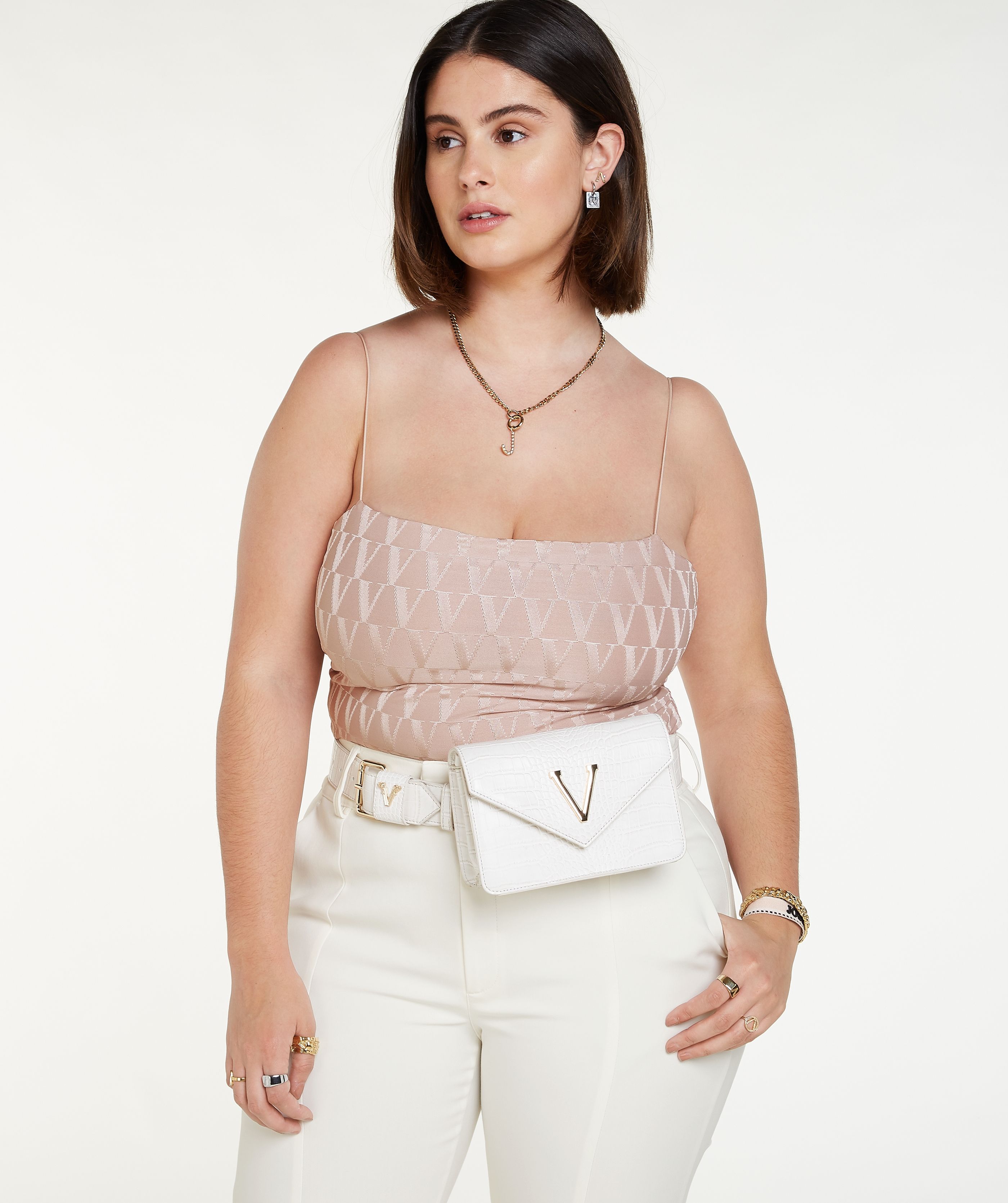 U ozining tukli mushuk bilan yuzimga otirdi