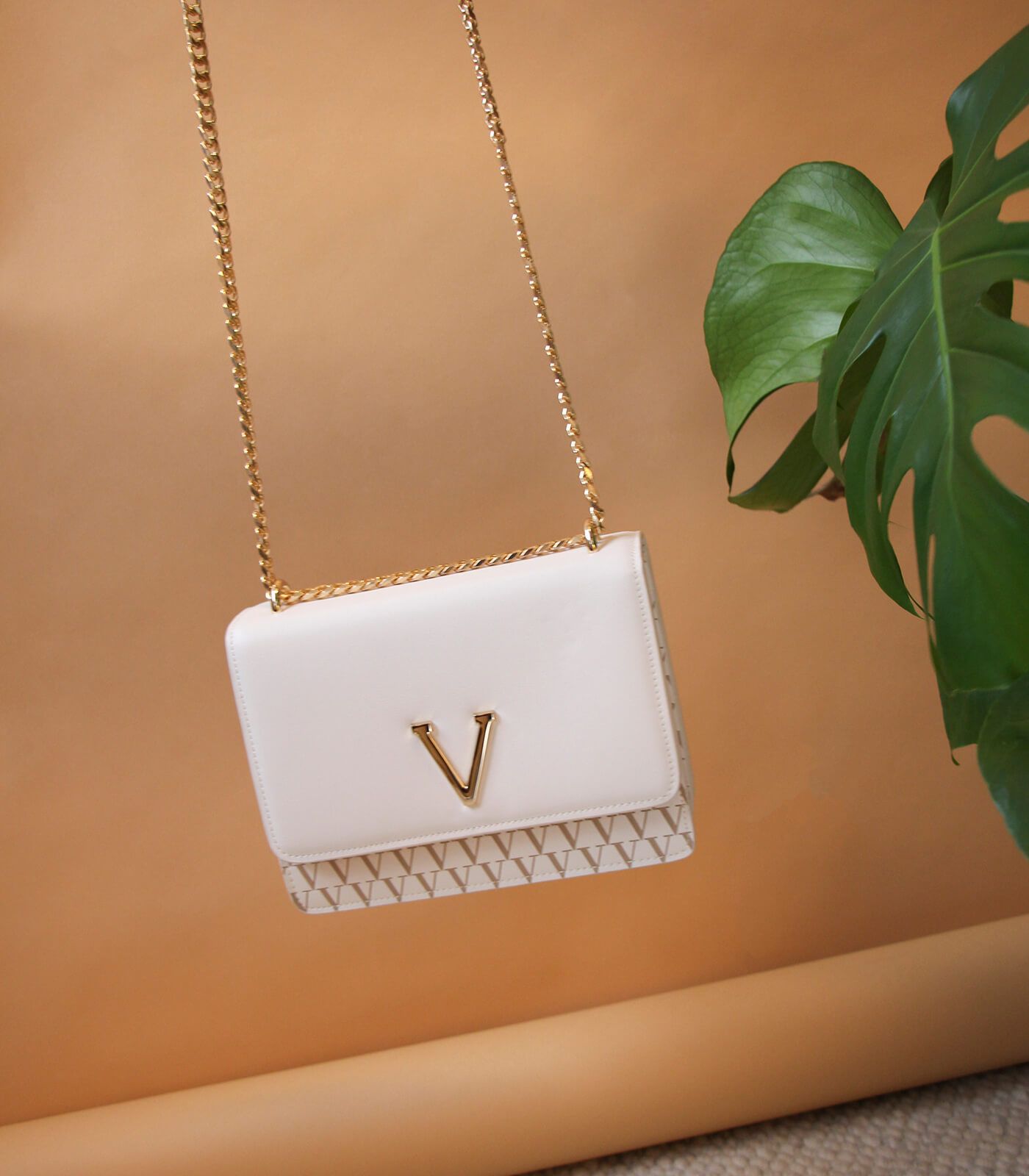 Josh v online adore tas