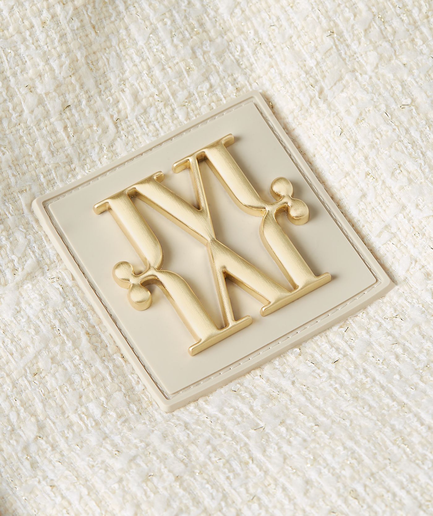 Close-up gouden JOSH V monogram logo - Josh V