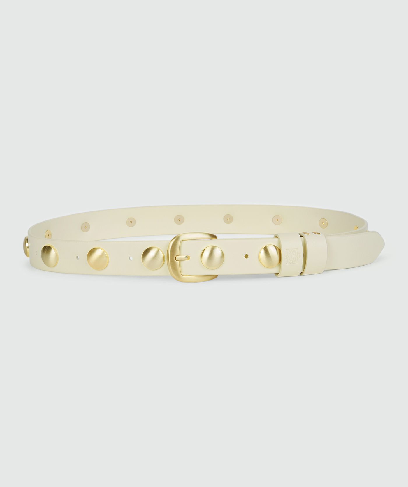 Een riem met studs in de kleur Creme White, weergegeven op een lichtgrijze achtergrond