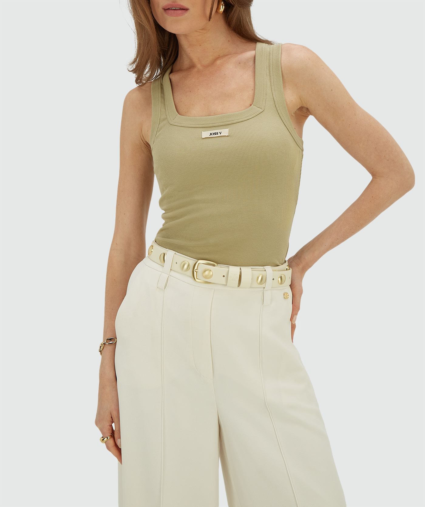 Model draagt een riem met studs in de kleur Creme White