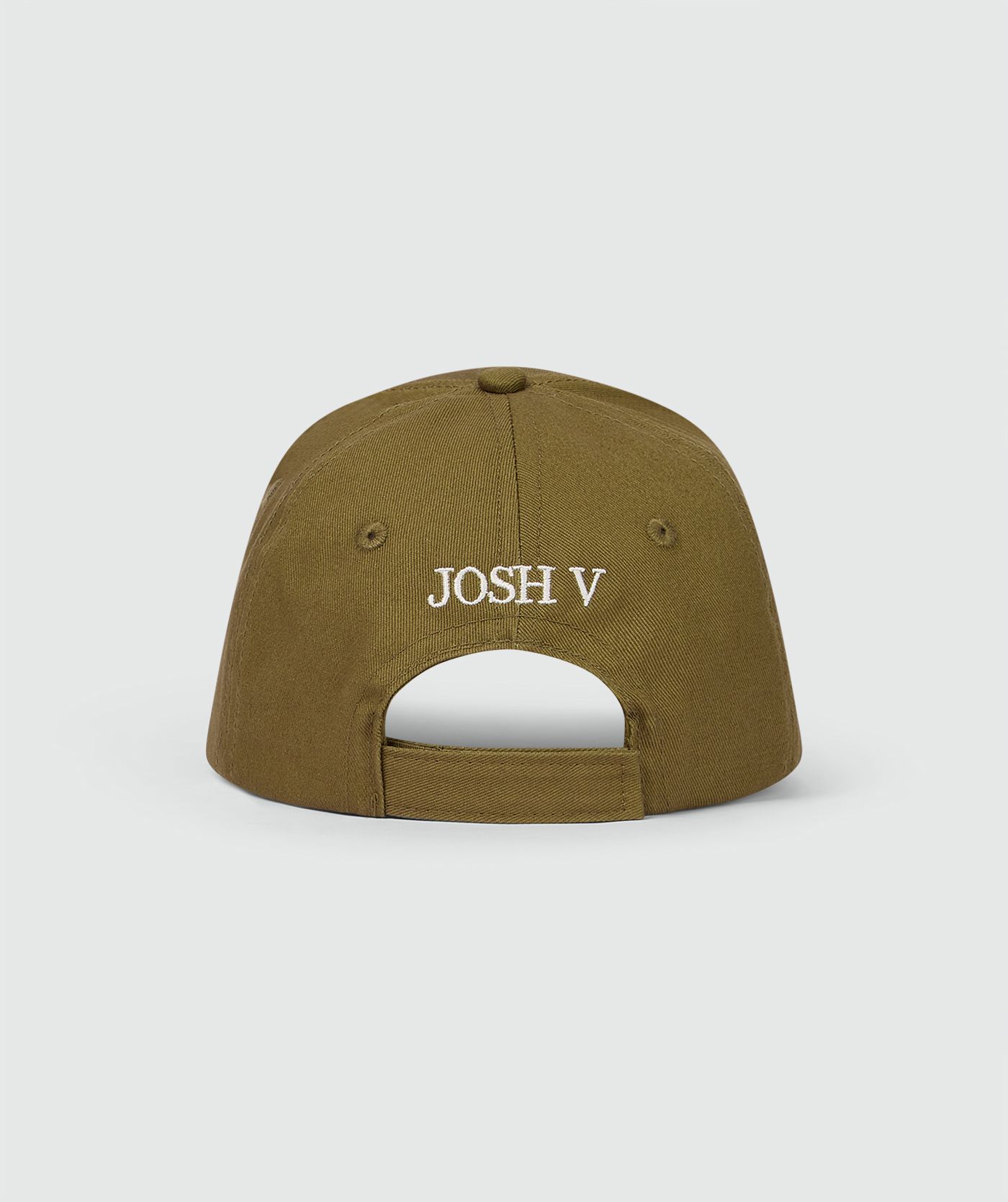 Achterzijde van een pet in de kleur Olive Green met het JOSH V logo op de achterkant, weergegeven op een lichtgrijze achtergrond