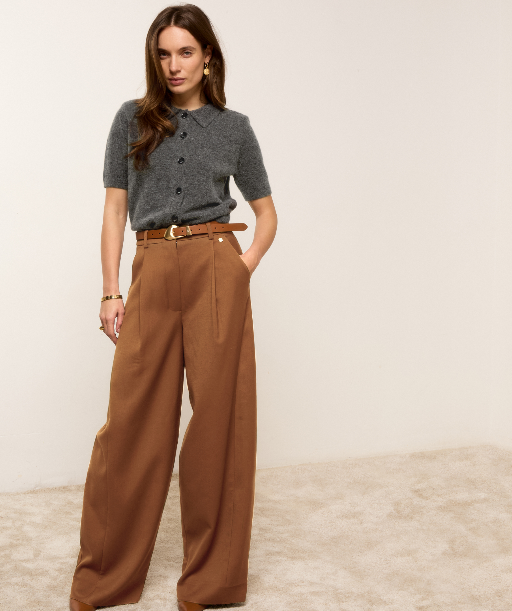 Lookbook beeld van een model in een regular fit vest met wol