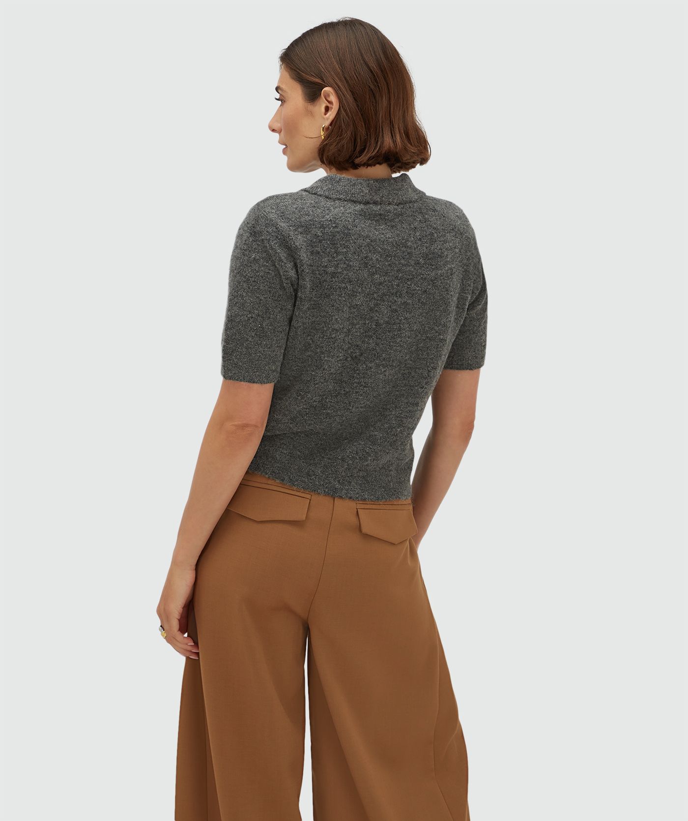 Achteraanzicht van een model in een regular fit vest met wol