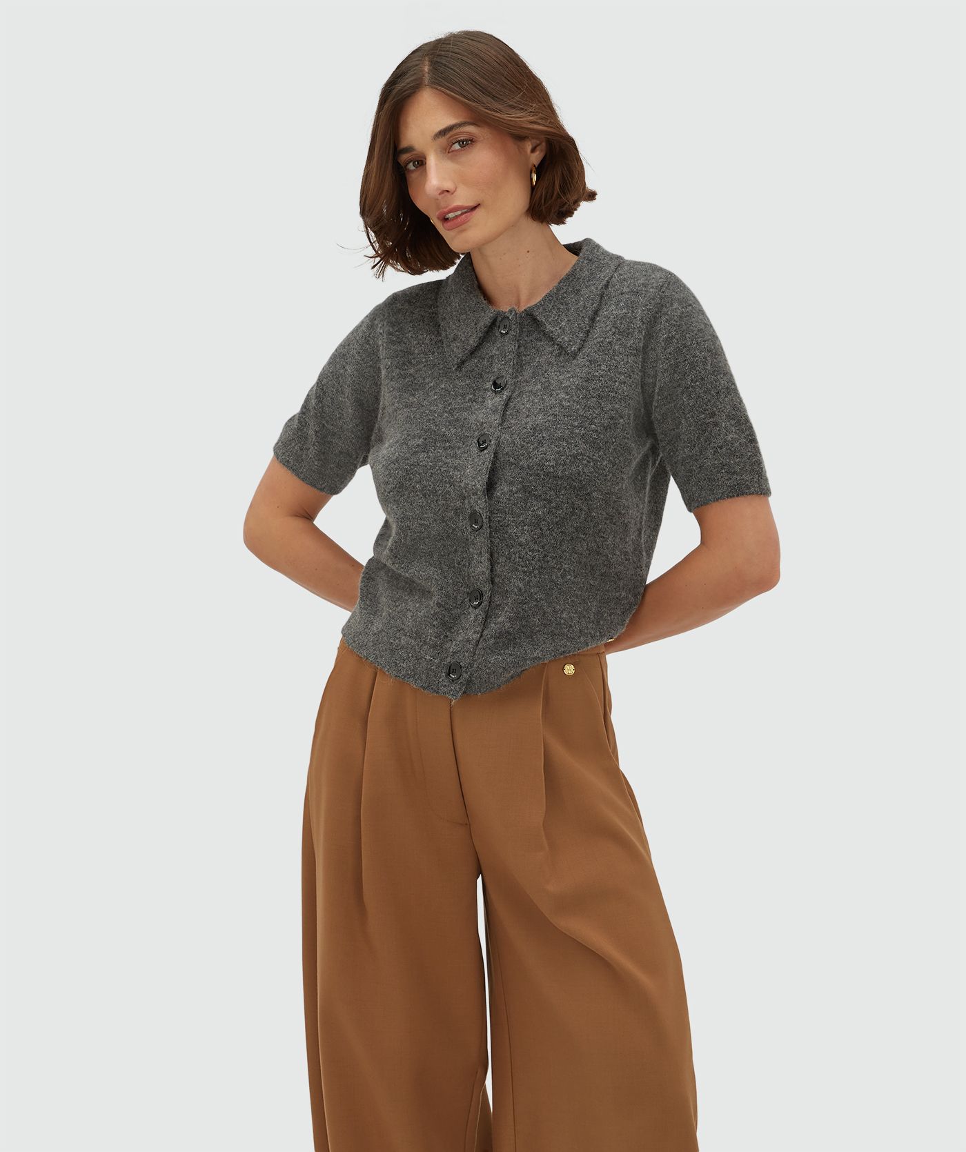 Model draagt een regular fit vest met wol