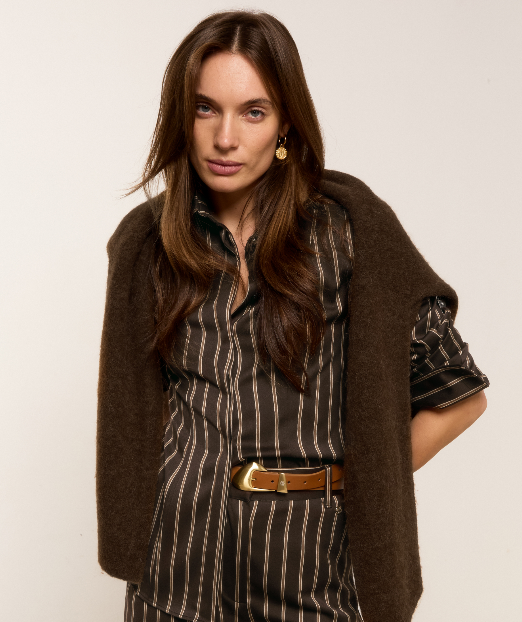Lookbook beeld van een model in een regular fit blouse met strepen