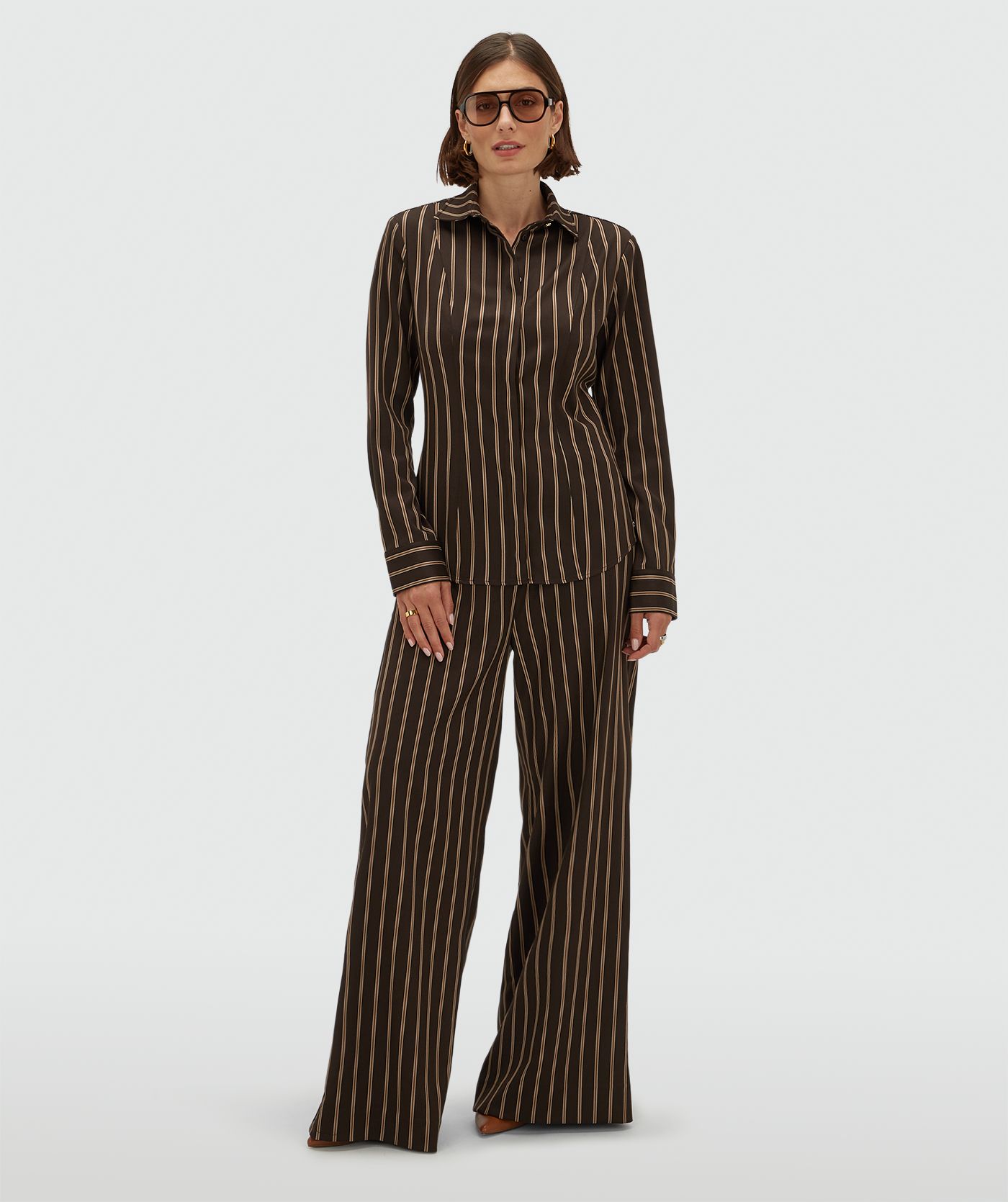 Model draagt een regular fit blouse met strepen