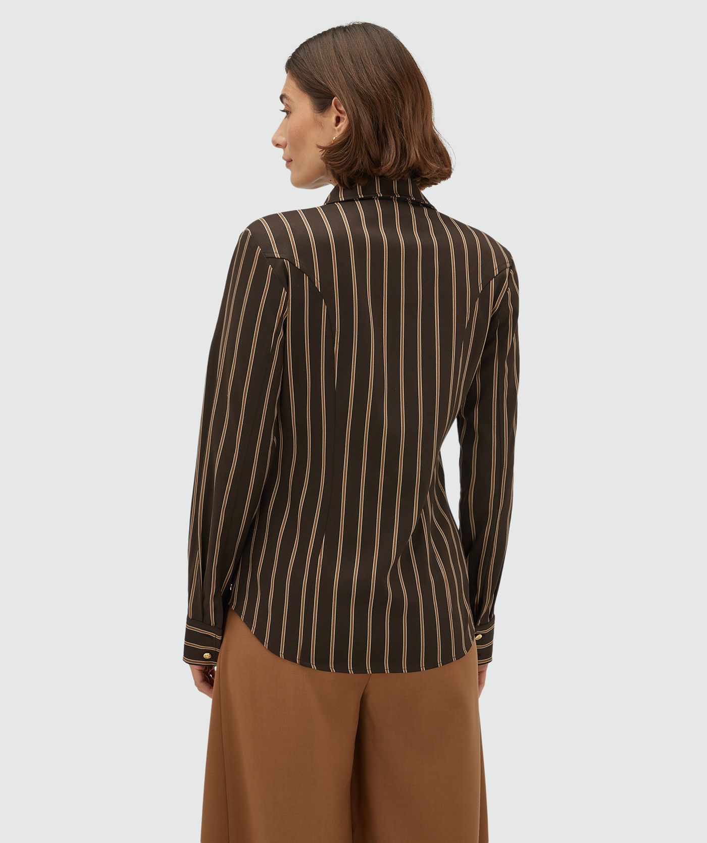 Achteraanzicht van een model in een regular fit blouse met strepen