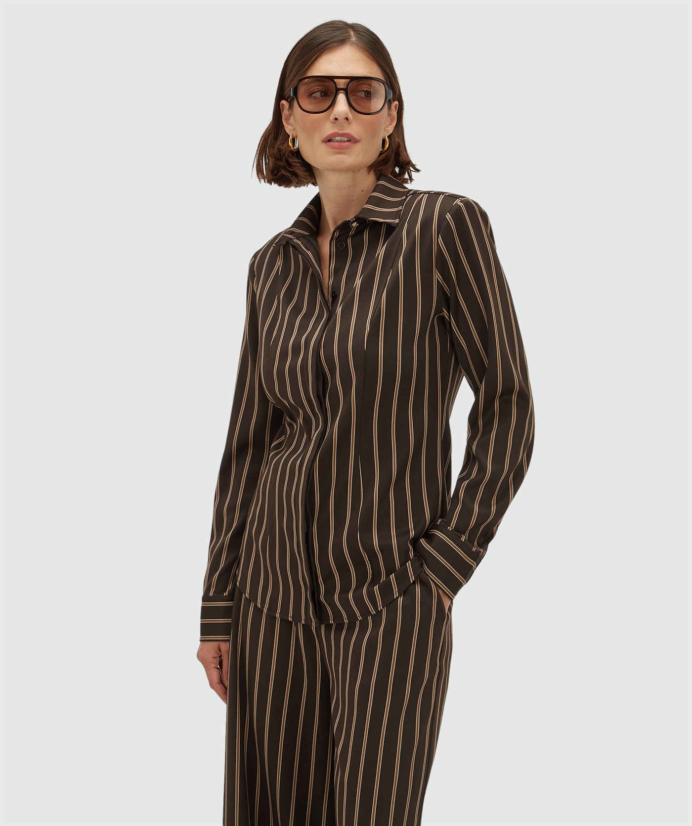 Model draagt een regular fit blouse met strepen