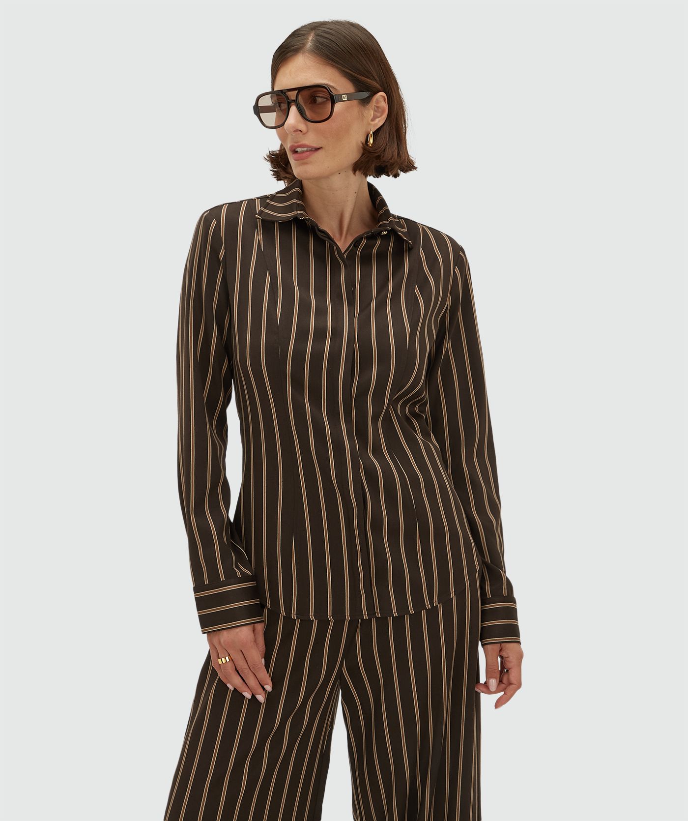 Model draagt een regular fit blouse met strepen