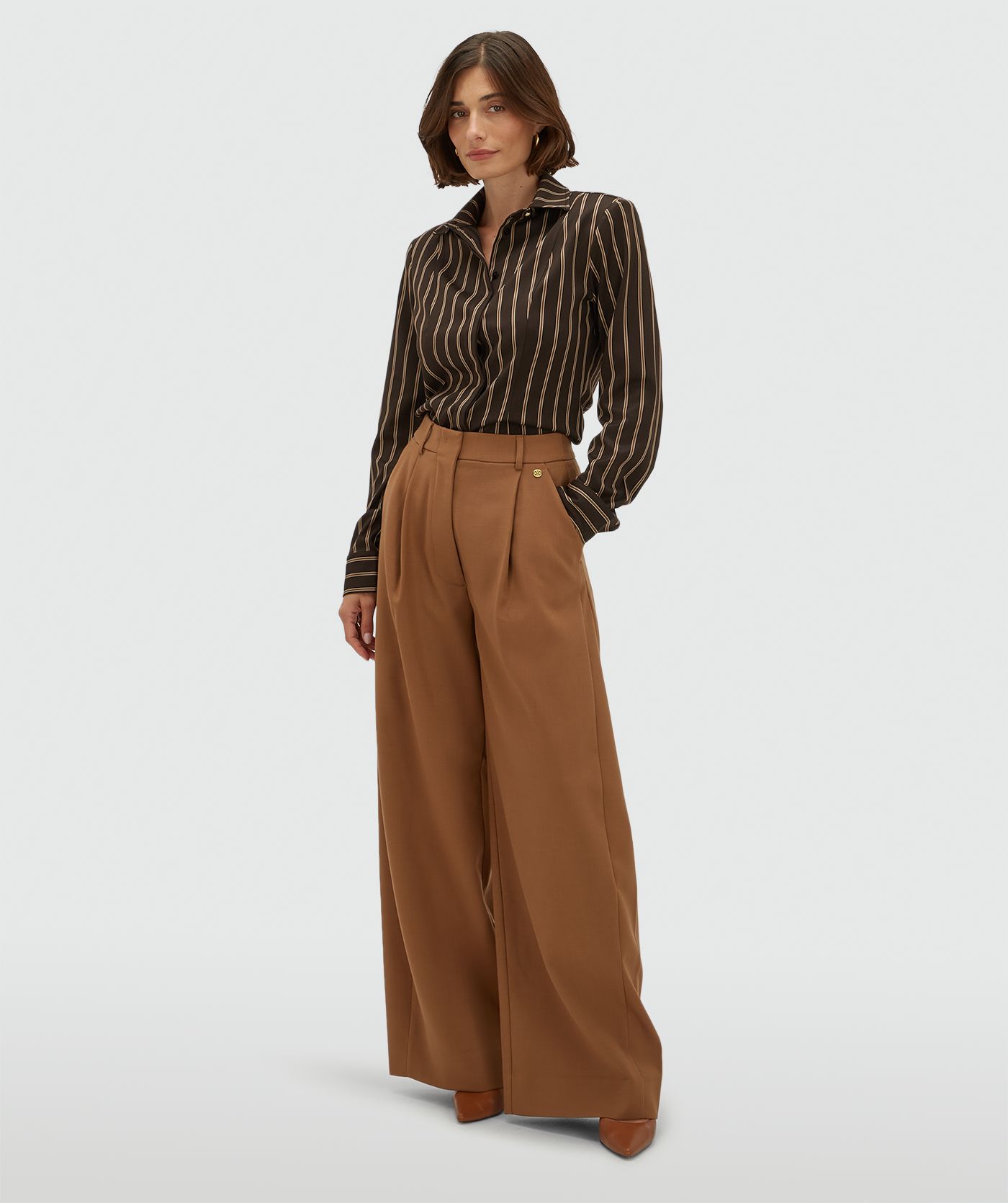 Model draagt een regular fit blouse met strepen