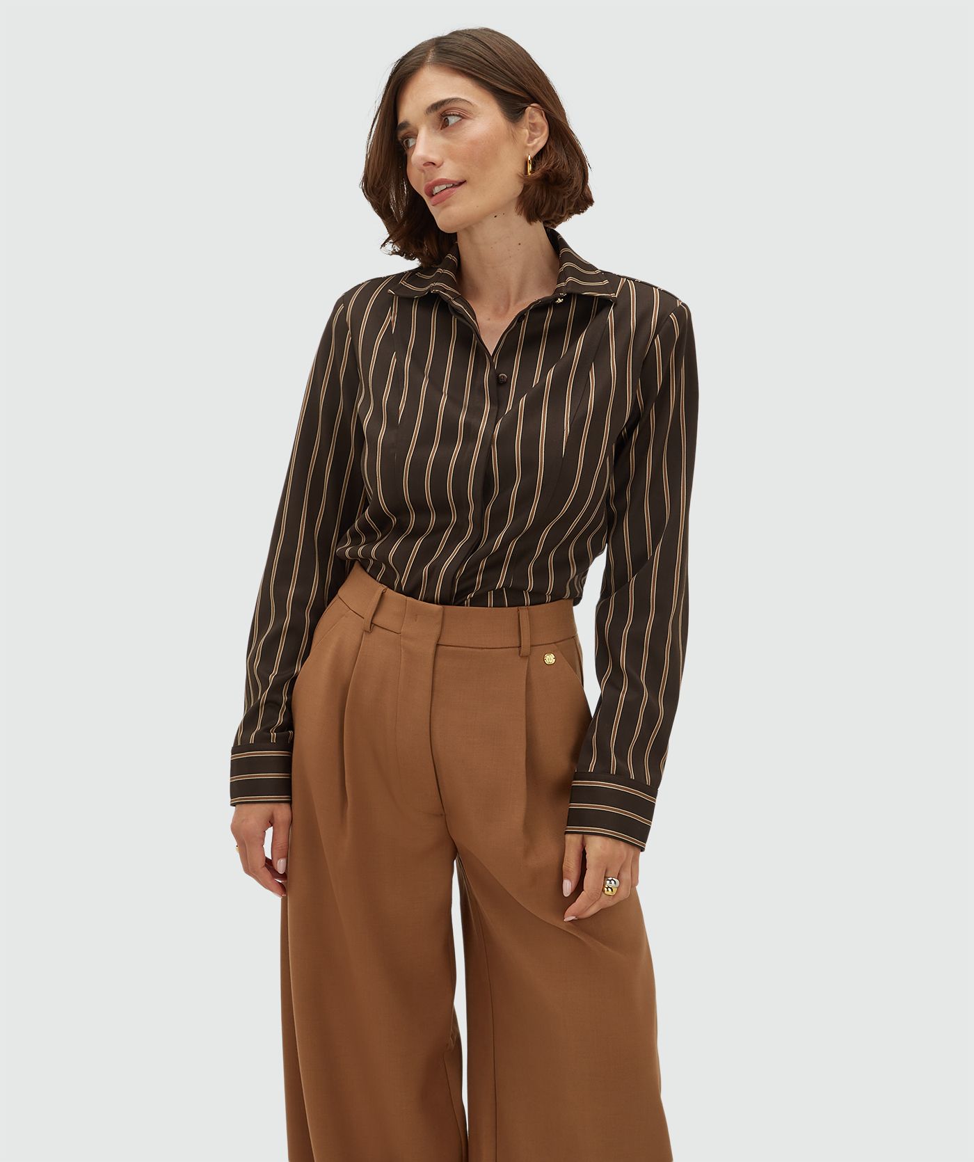 Model draagt een regular fit blouse met strepen