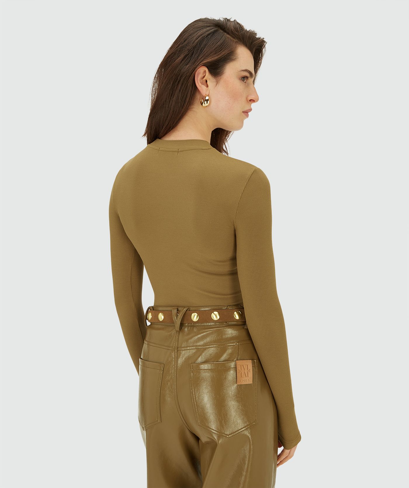 Achteraanzicht van model in een aansluitende Olive Green longsleeve met ronde hals en ribstructuur