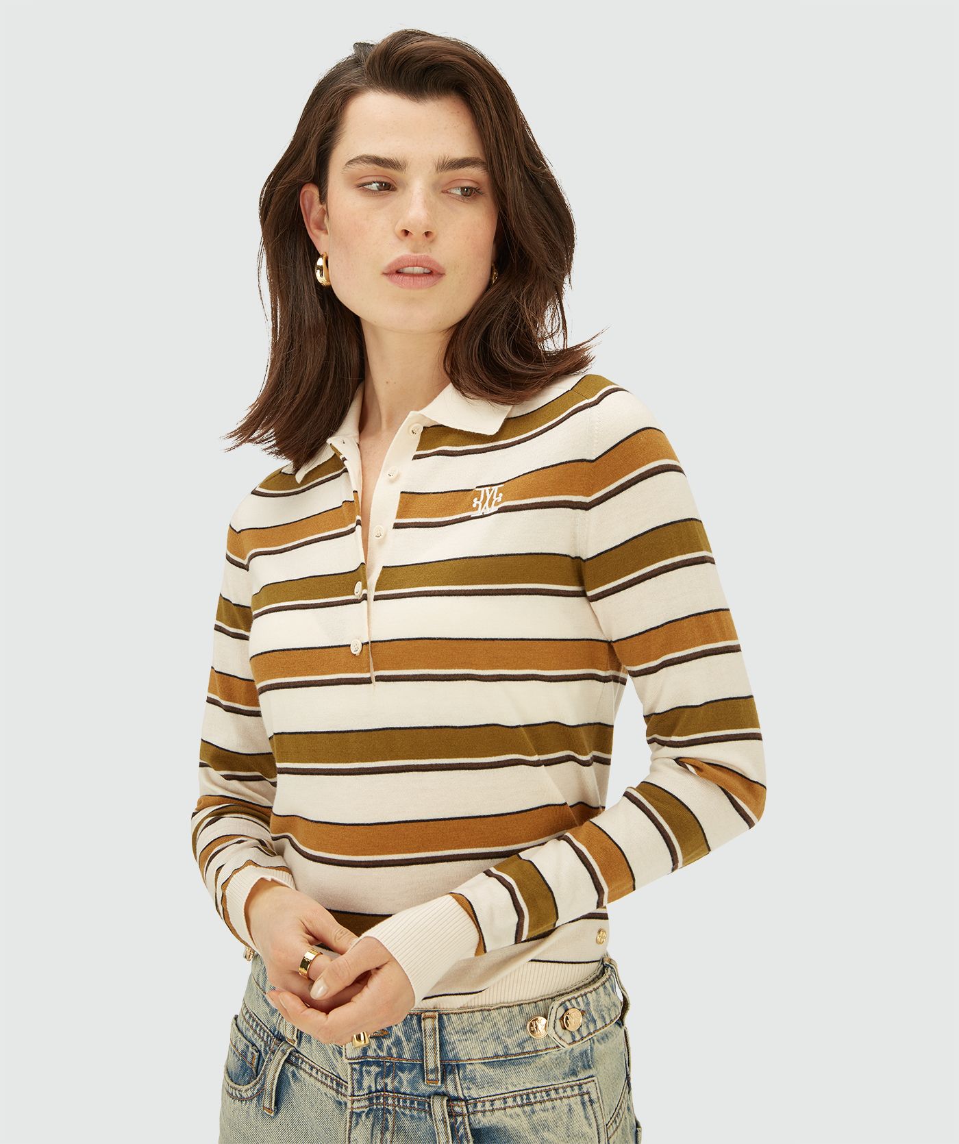 Model draagt een Olive Green Stripe aansluitende gestreepte knit top met lange mouwen, kraaghals en knoopsluiting.