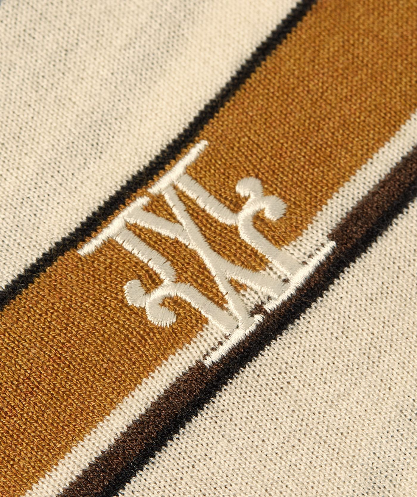 Close-up geborduurd JOSH V monogram 