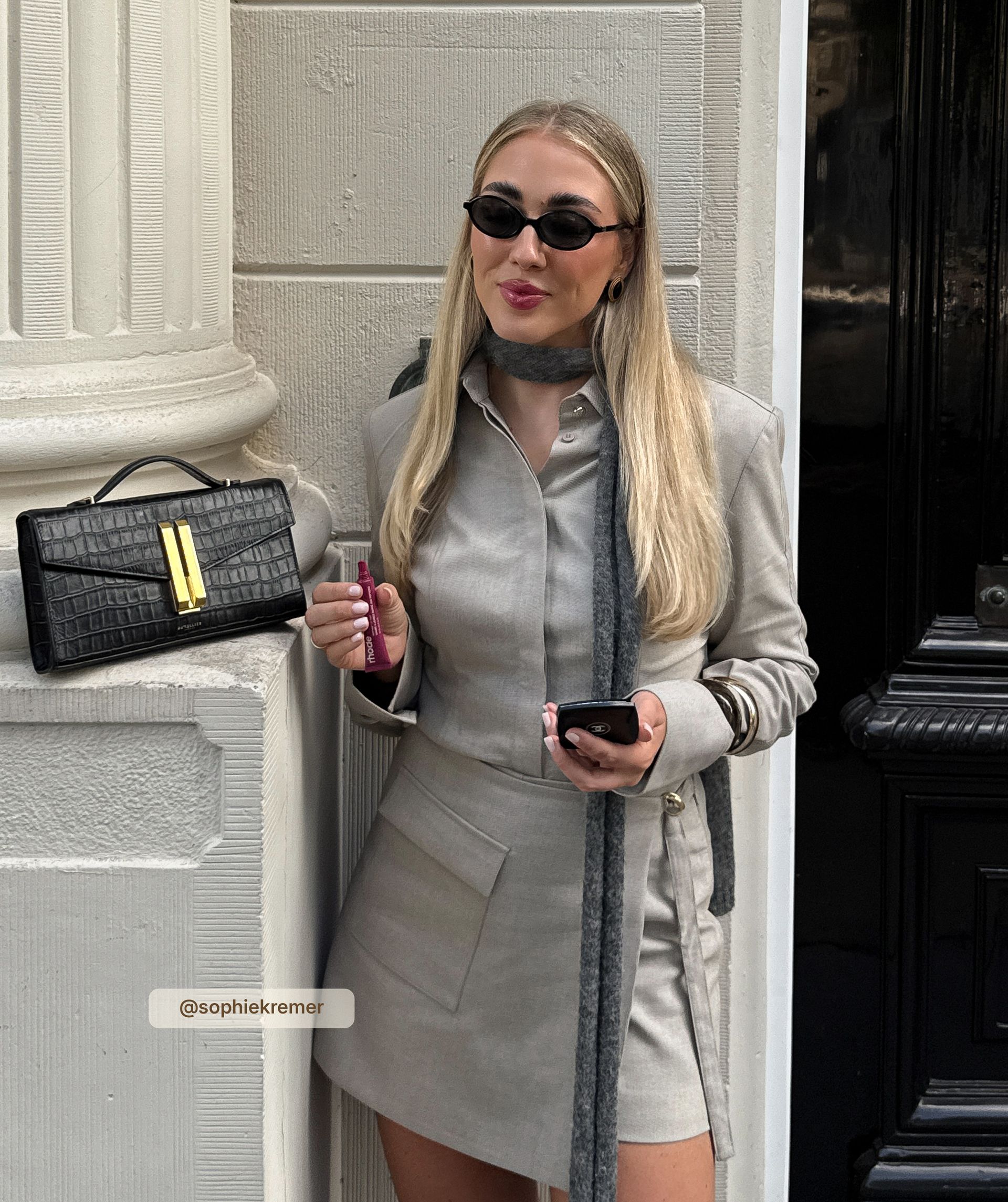 Sophie Kremer draagt een Warm Grey fitted blouse  met lange mouwen en schoudervullingen - Josh V