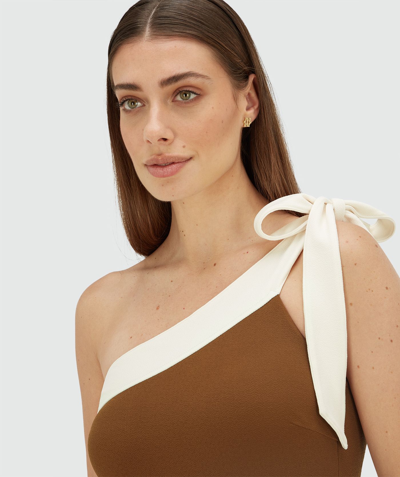 Model draagt een badpak met strikbandje in de kleur Brown Ecru