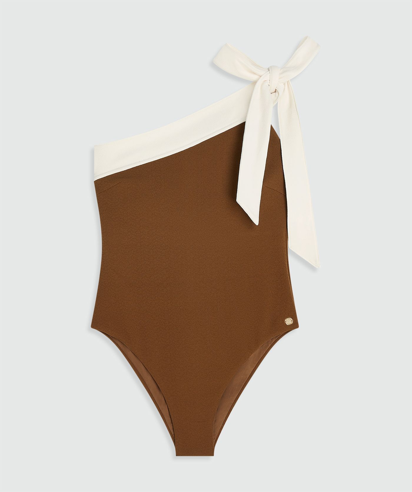 Een badpak met strikbandje in de kleur Brown Ecru, zonder model, weergegeven op een lichtgrijze achtergrond