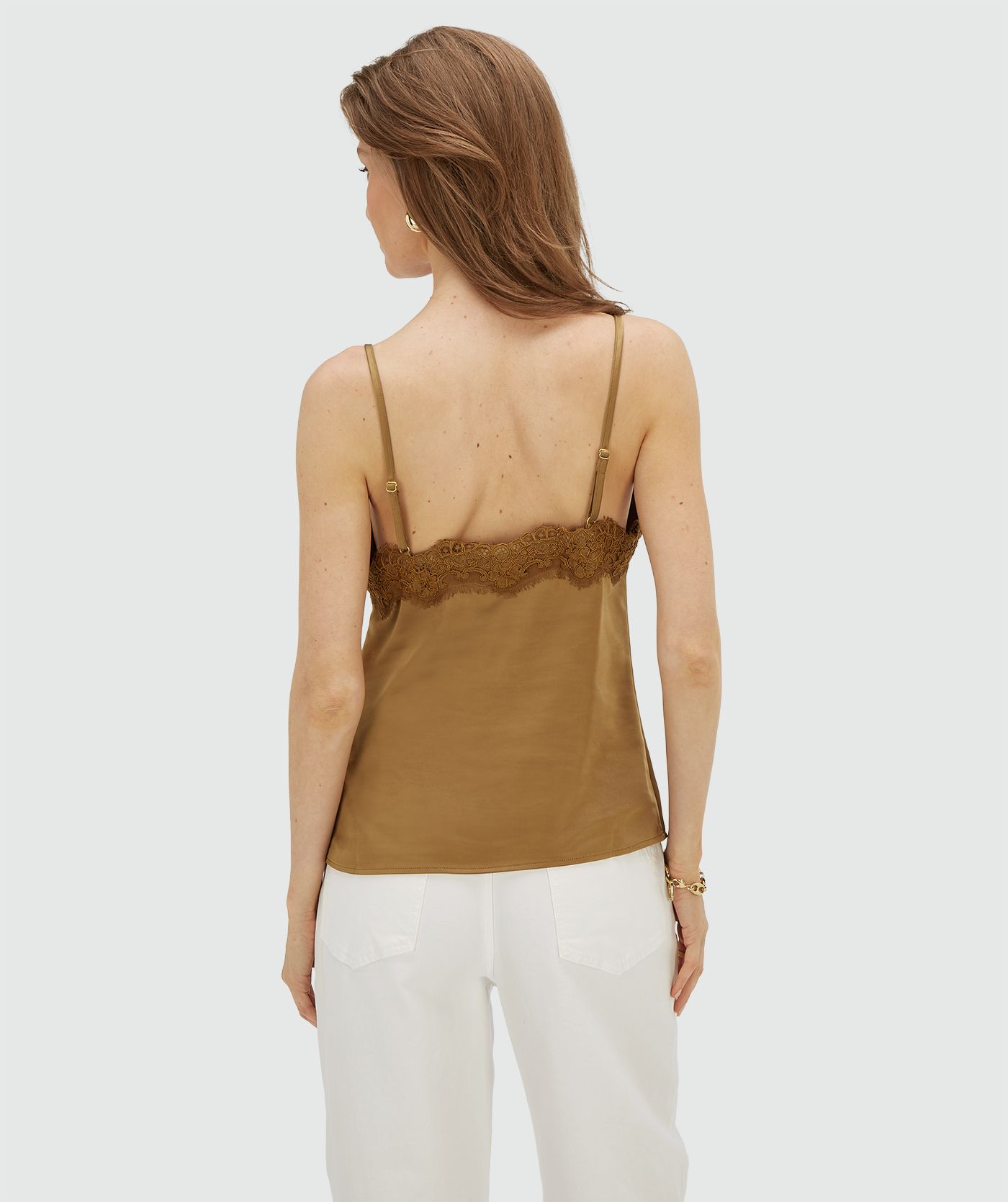 Achteraanzicht van een model in een donkerbruine top met kanten details.