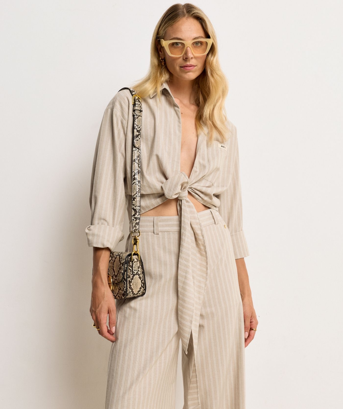 Model draagt een relaxed cropped blouse met strepen in de kleur Stone Stripe
