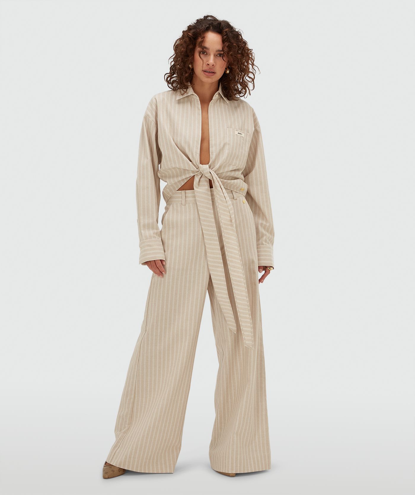 Model draagt een relaxed cropped blouse met strepen in de kleur Stone Stripe