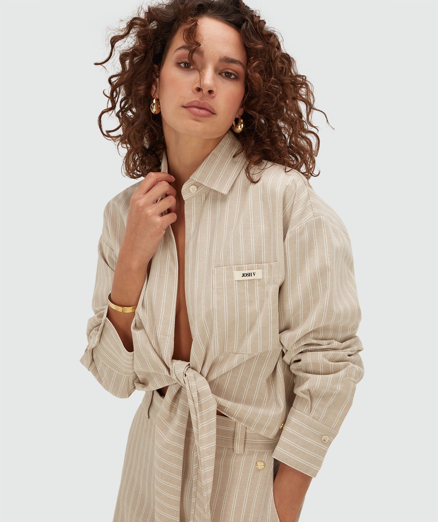 Model draagt een relaxed cropped blouse met strepen in de kleur Stone Stripe