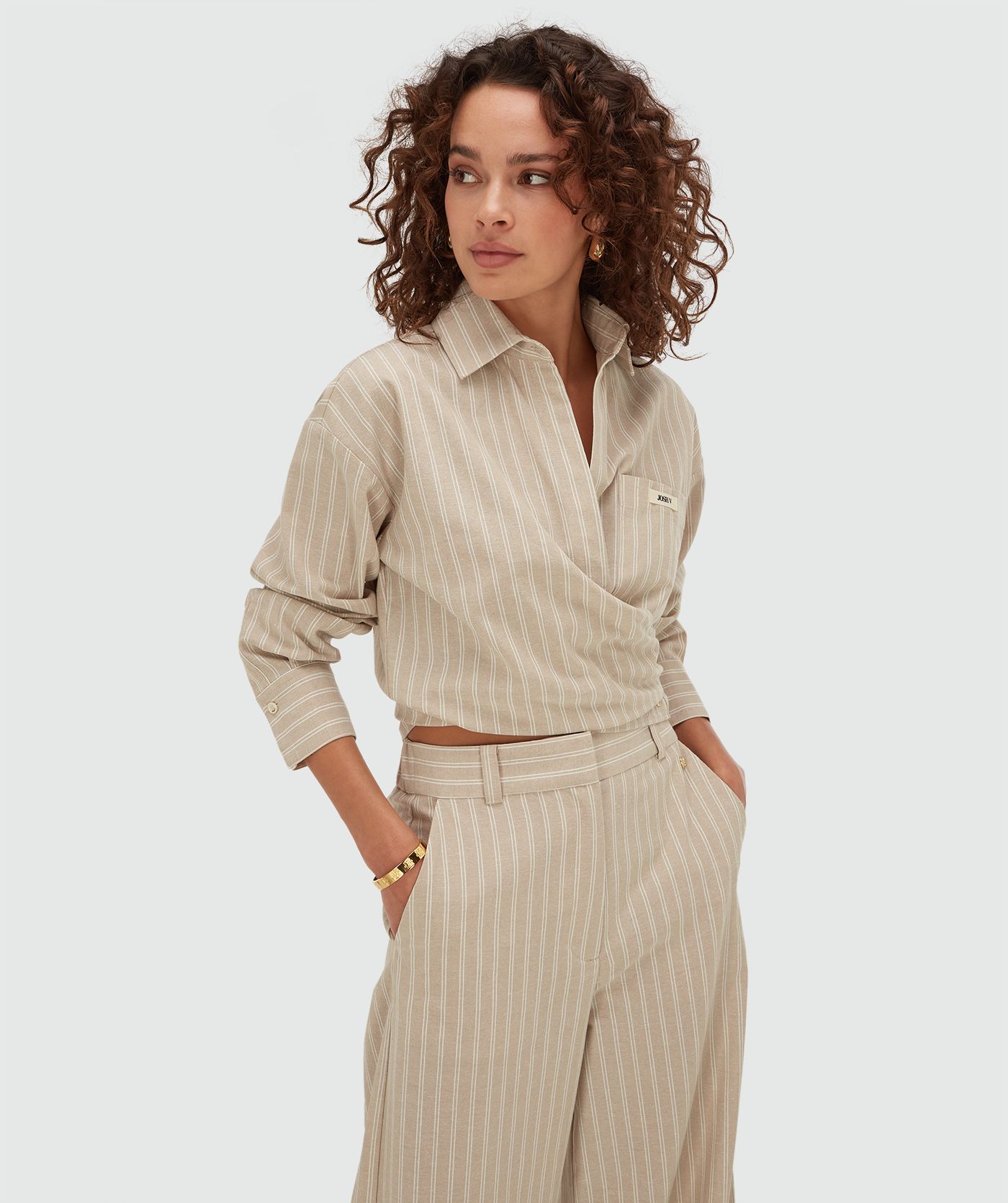 Model draagt een relaxed cropped blouse met strepen in de kleur Stone Stripe