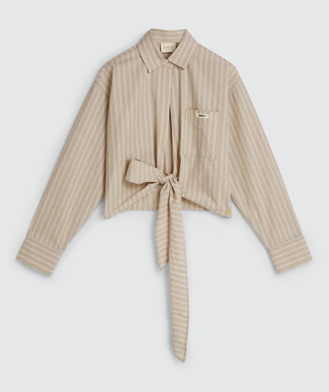 Een relaxed cropped blouse met strepen in de kleur Stone Stripe, zonder model, weergegeven op een lichtgrijze achtergrond