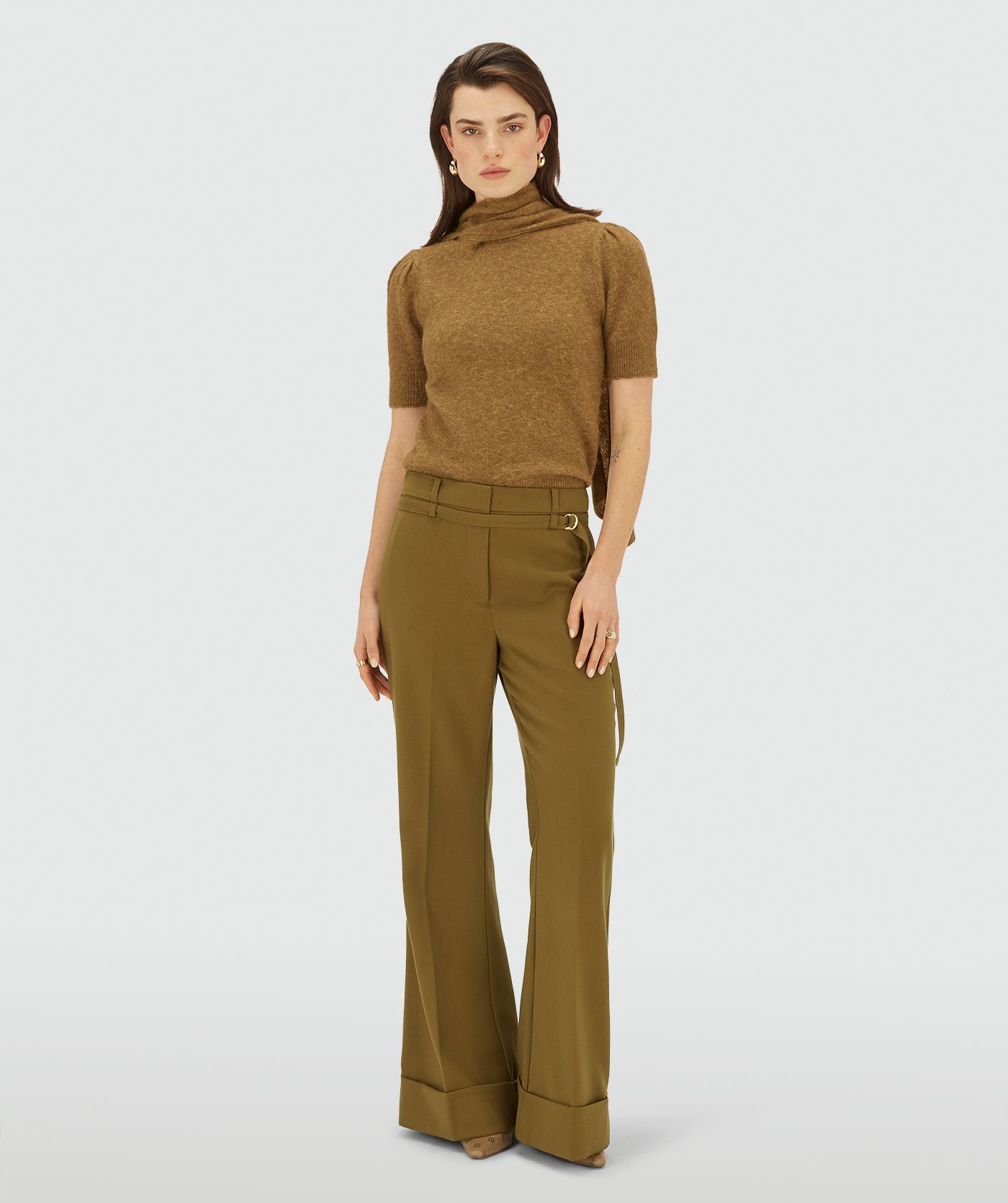 Model draagt een Olive Green Melange knit top met korte mouwen en strikdetail bij de hals