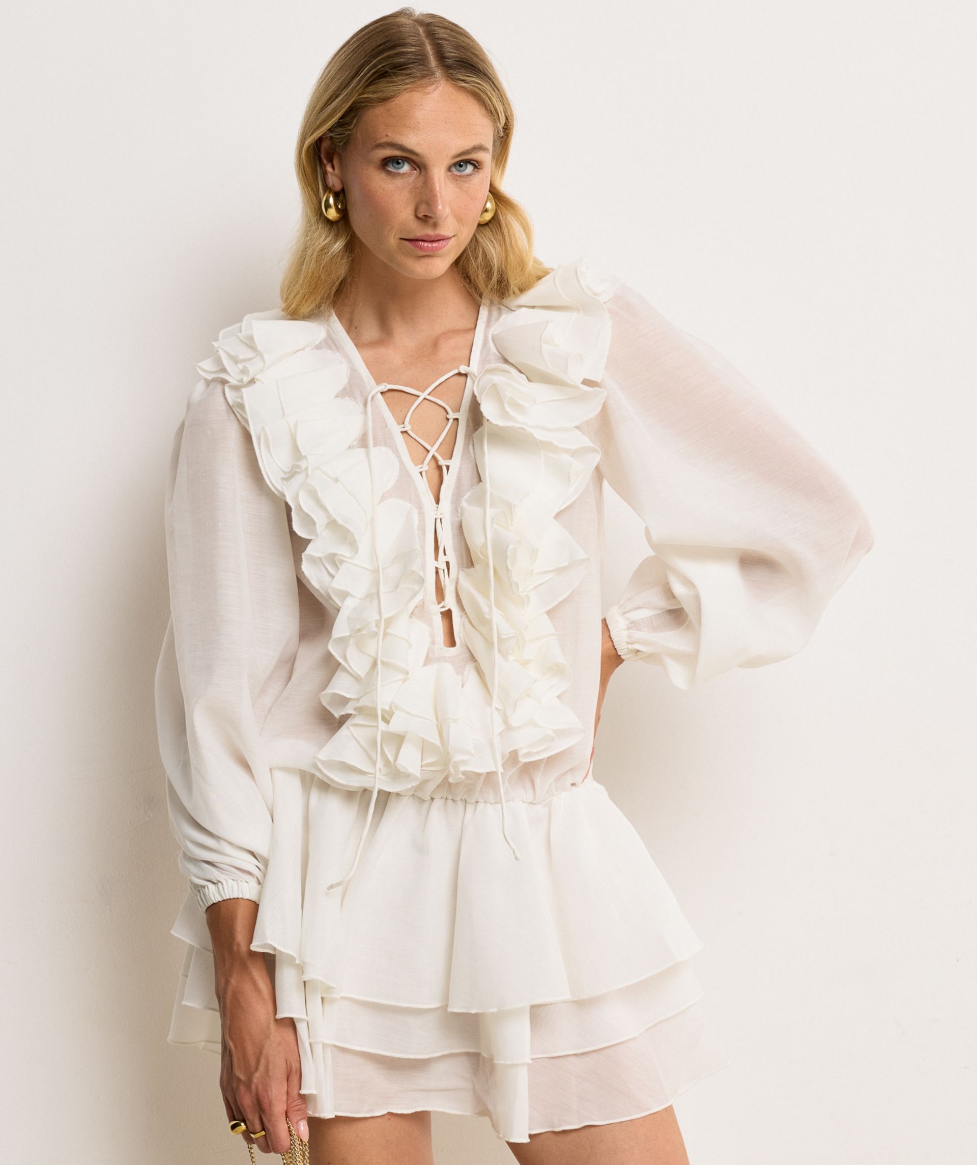 Model draagt een loose fit jurk in de kleur Off White