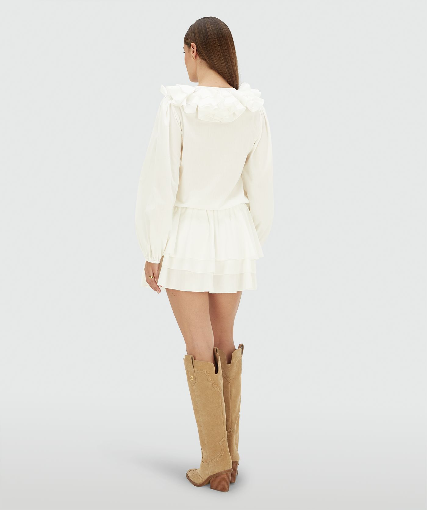 Achteraanzicht van een model in een loose fit jurk in de kleur Off White