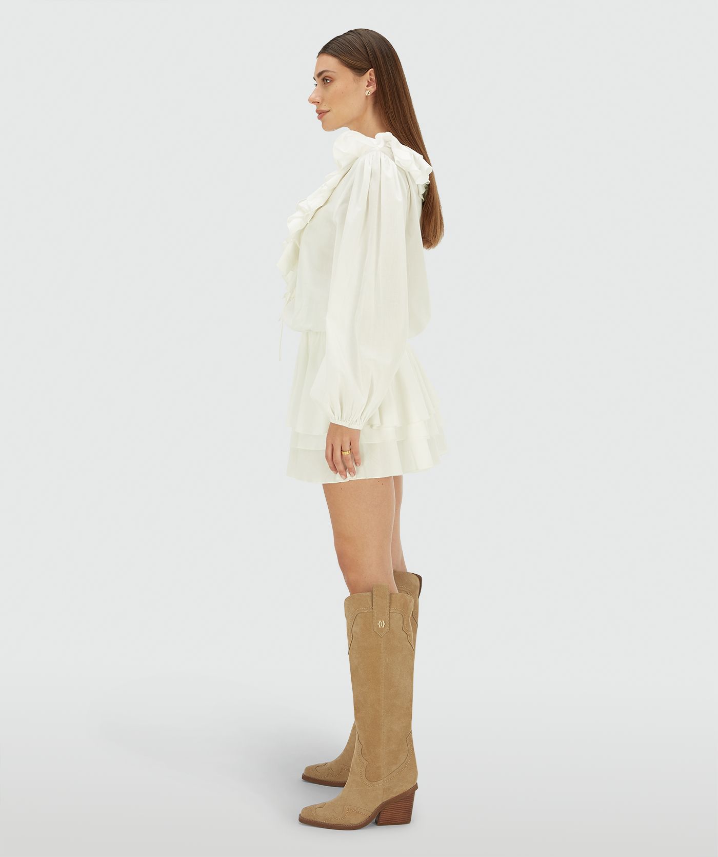 Zijaanzicht van een model in een loose fit jurk in de kleur Off White