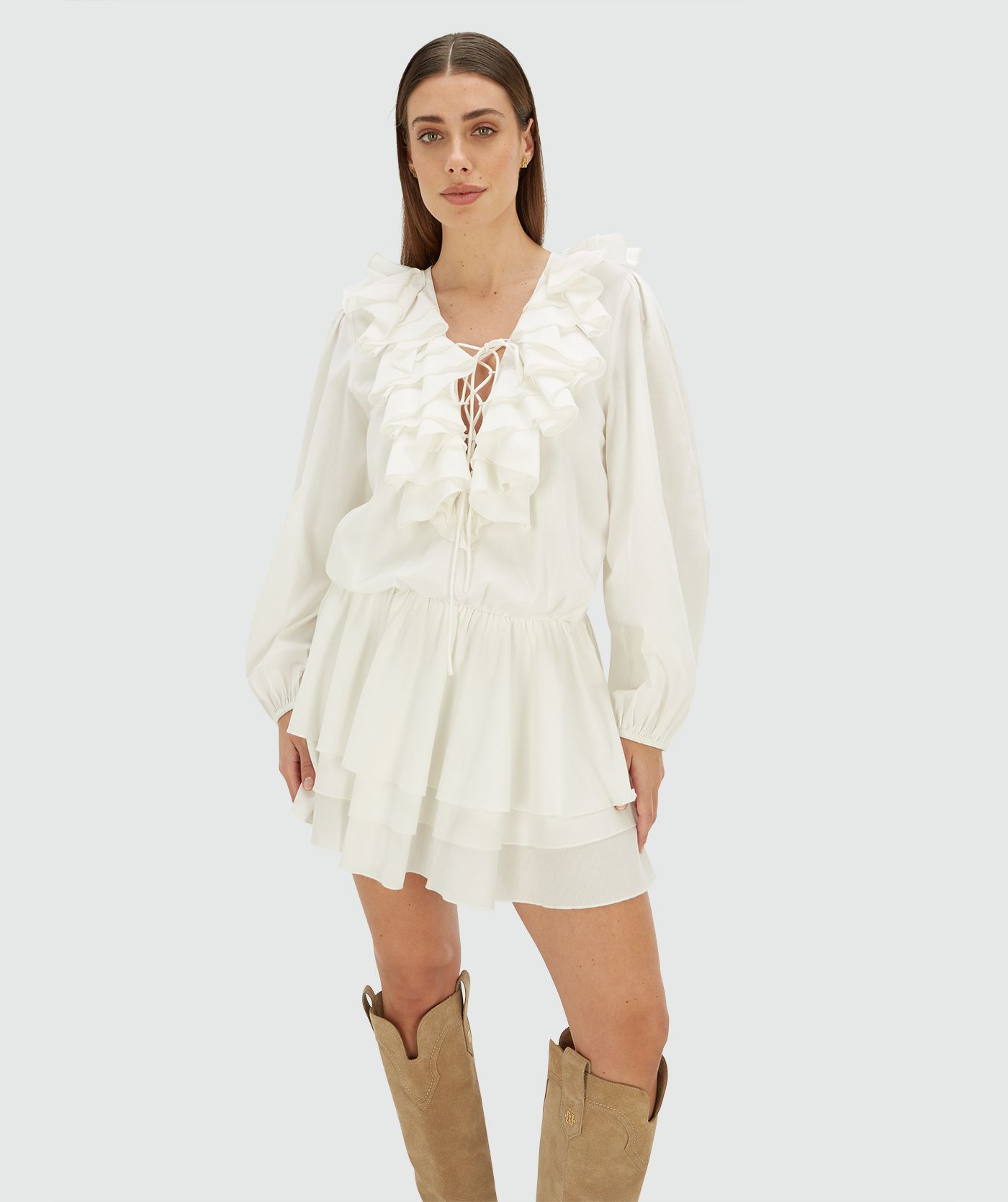 Model draagt een loose fit jurk in de kleur Off White