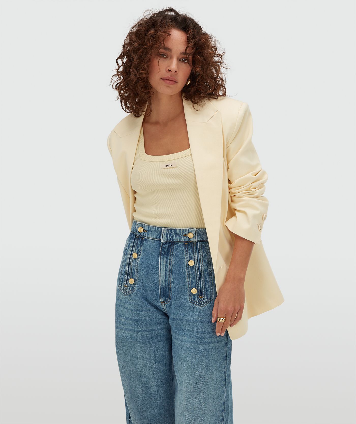 Model draagt een oversized blazer in de kleur Butter Yellow