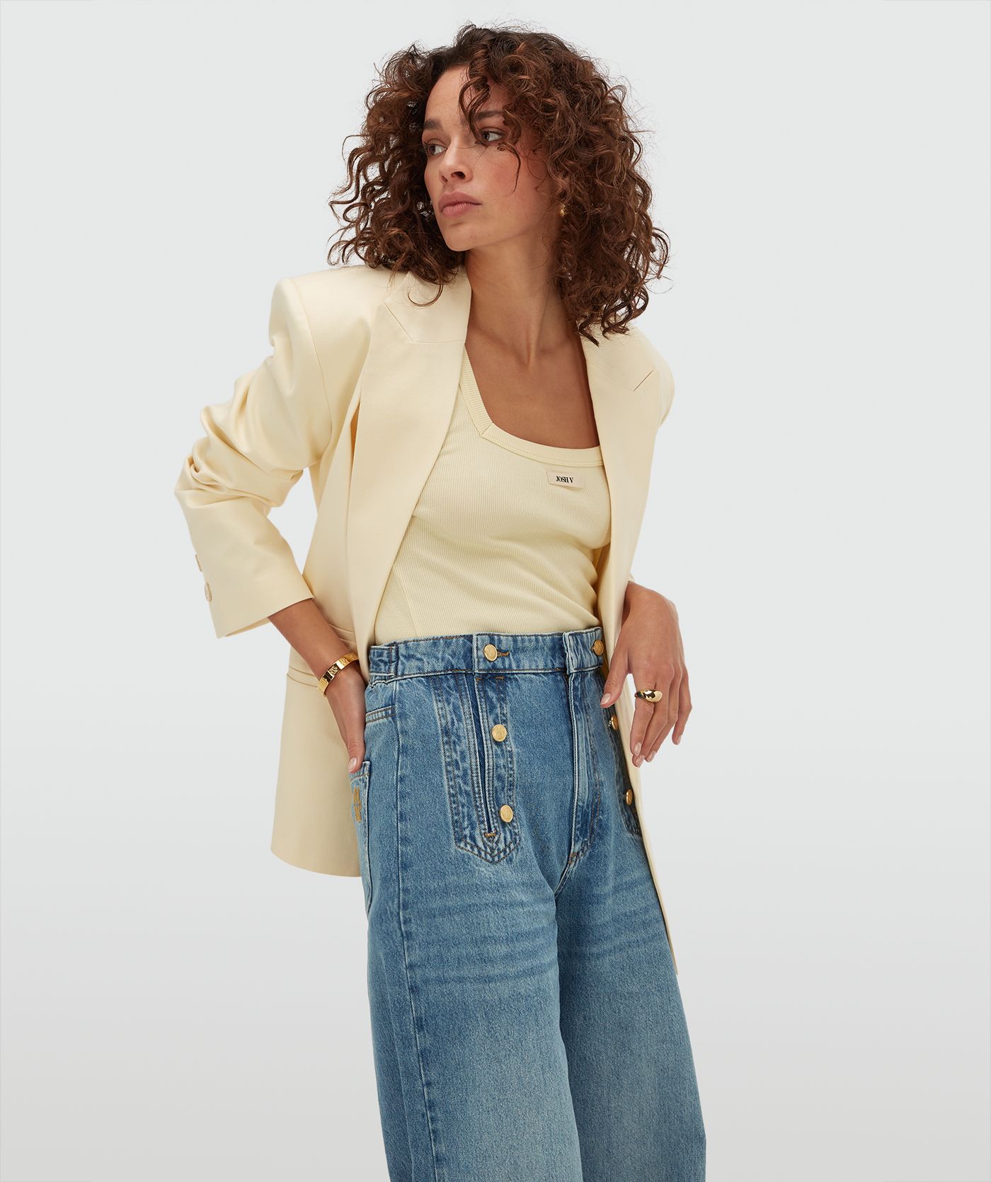 Model draagt een oversized blazer in de kleur Butter Yellow