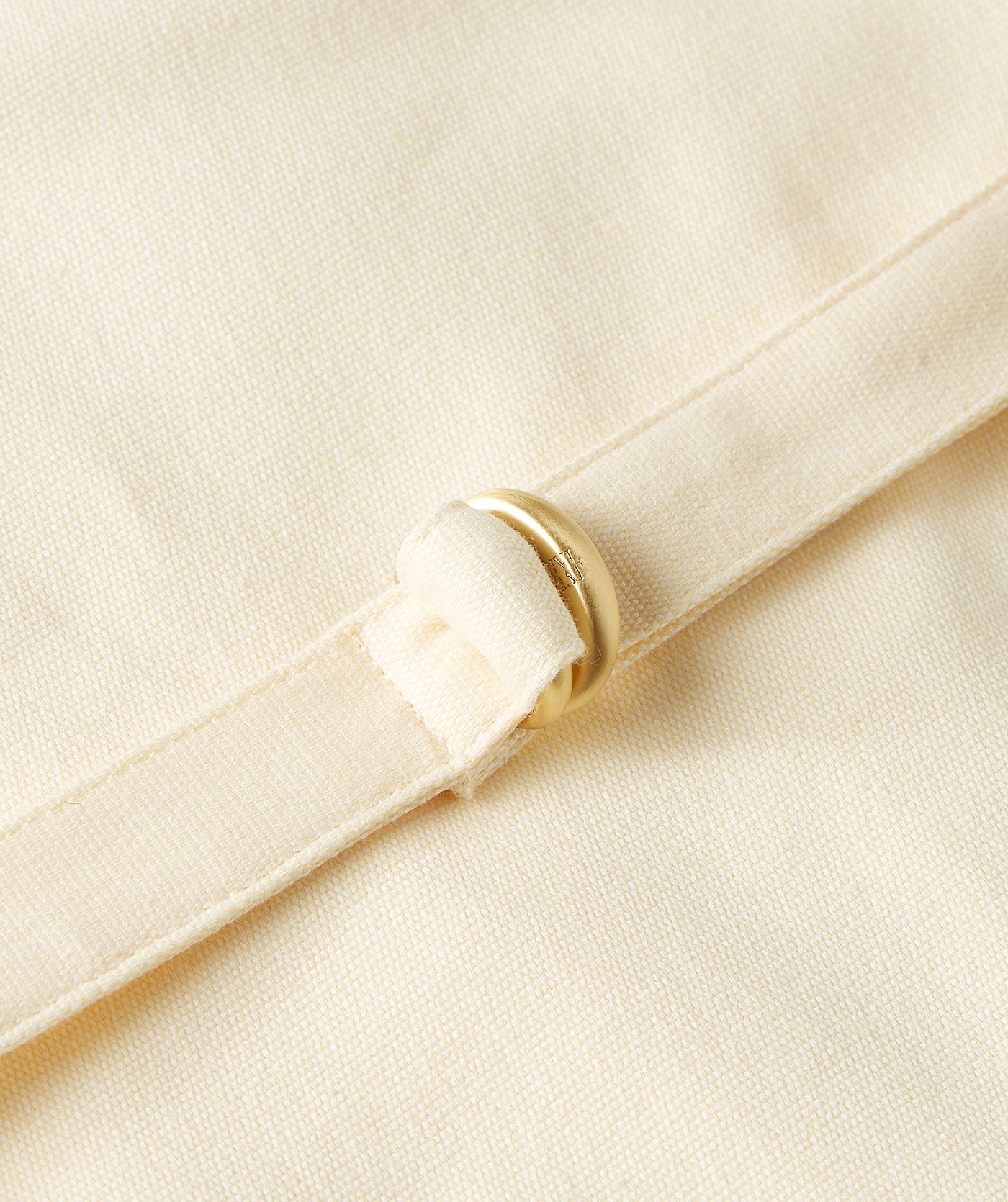 Close-up van een oversized blazer in de kleur Butter Yellow