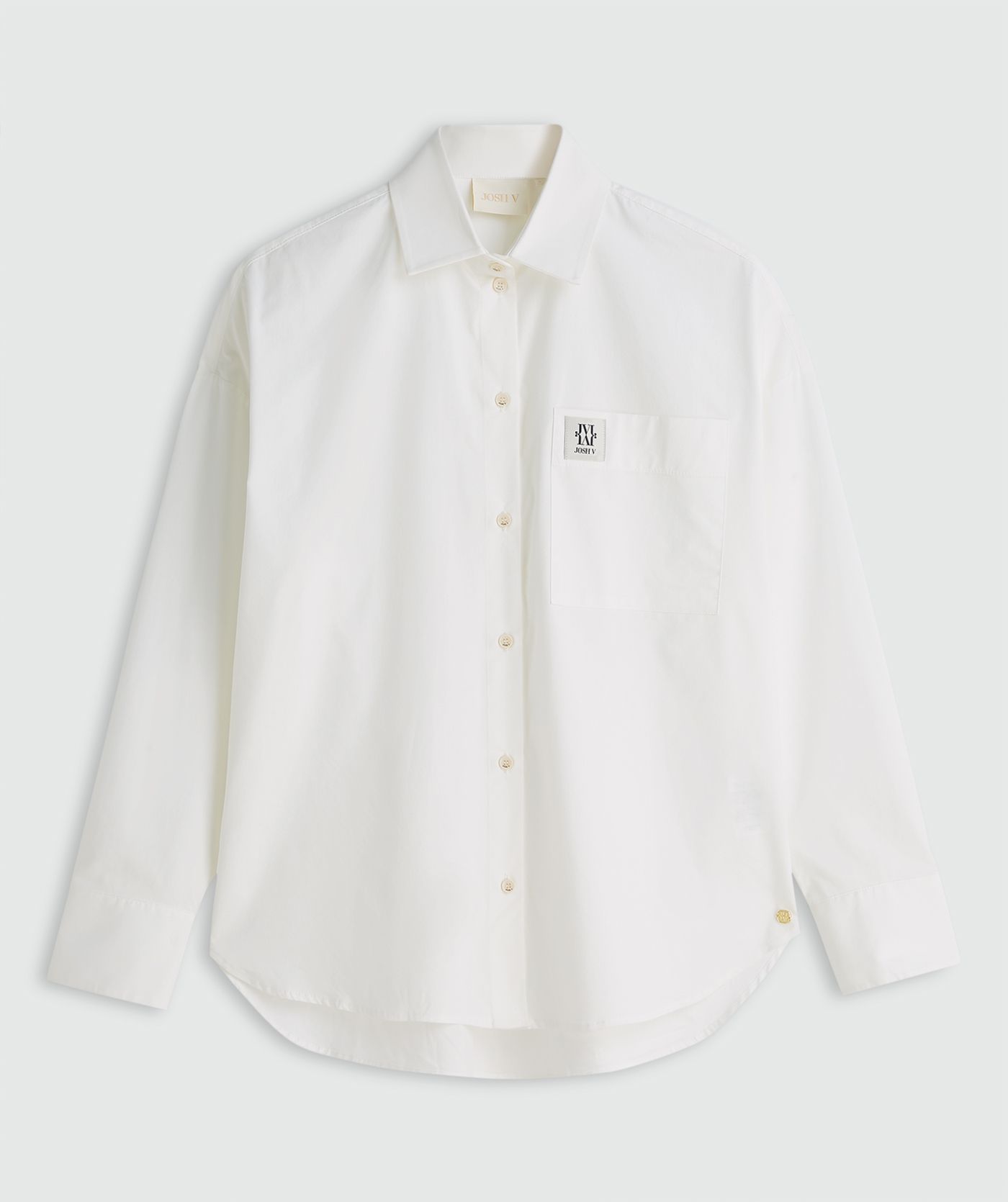 Witte blouse met borstzak zonder model, weergegeven op een lichtgrijze achtergrond