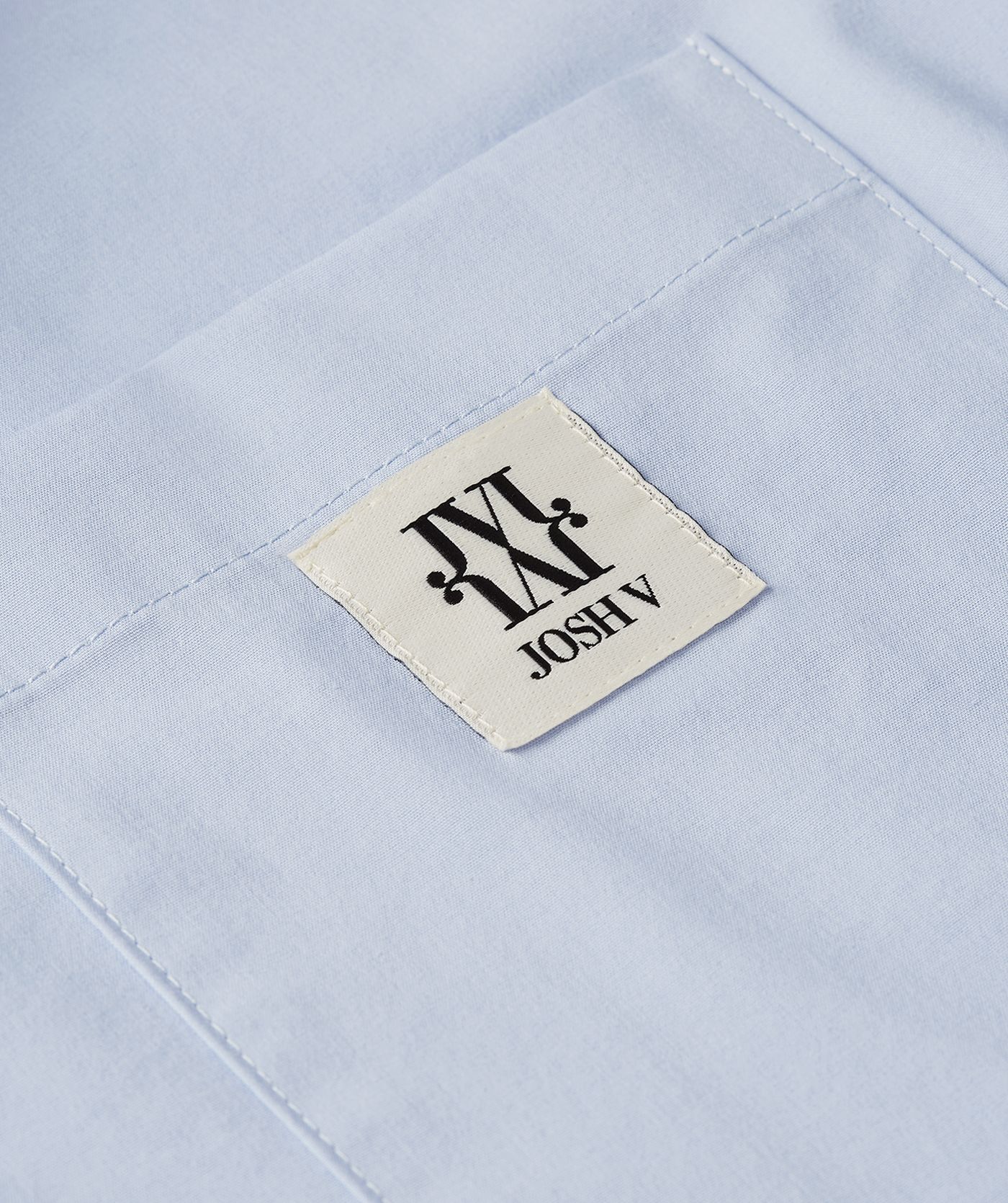 Close-up van borstzak met JOSH V-logo.