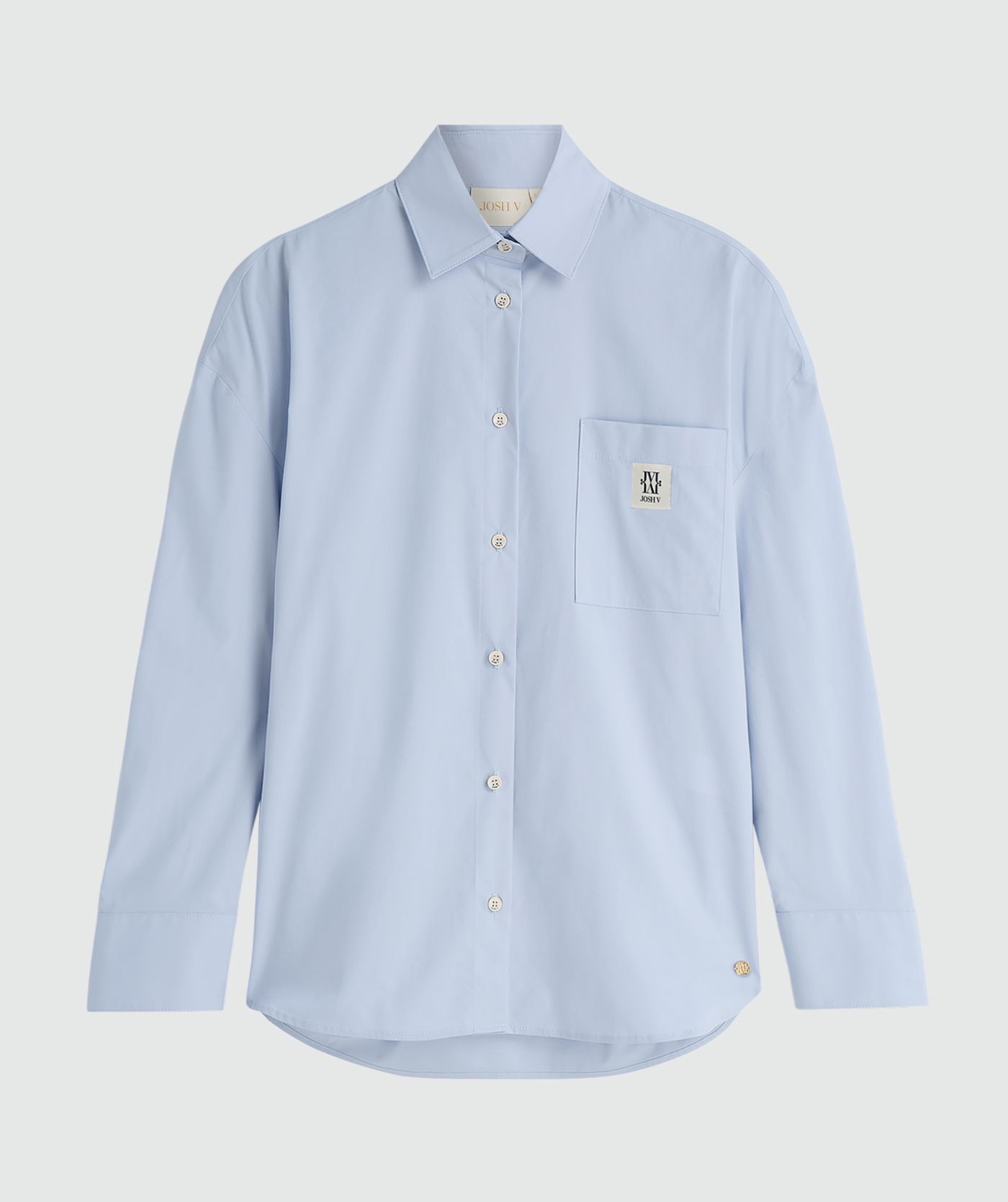 Lichtblauwe blouse zonder model, weergegeven op een lichtgrijze achtergrond