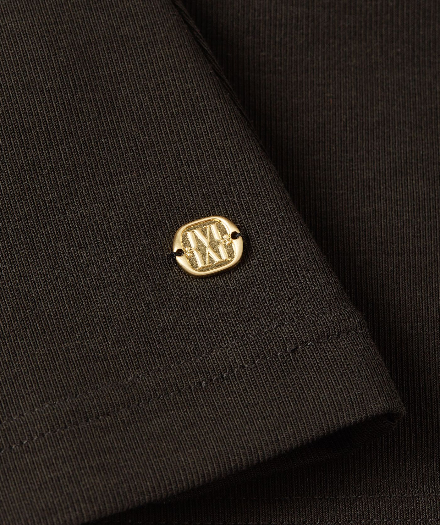 Close-up goudkleurige JOSH V embleem