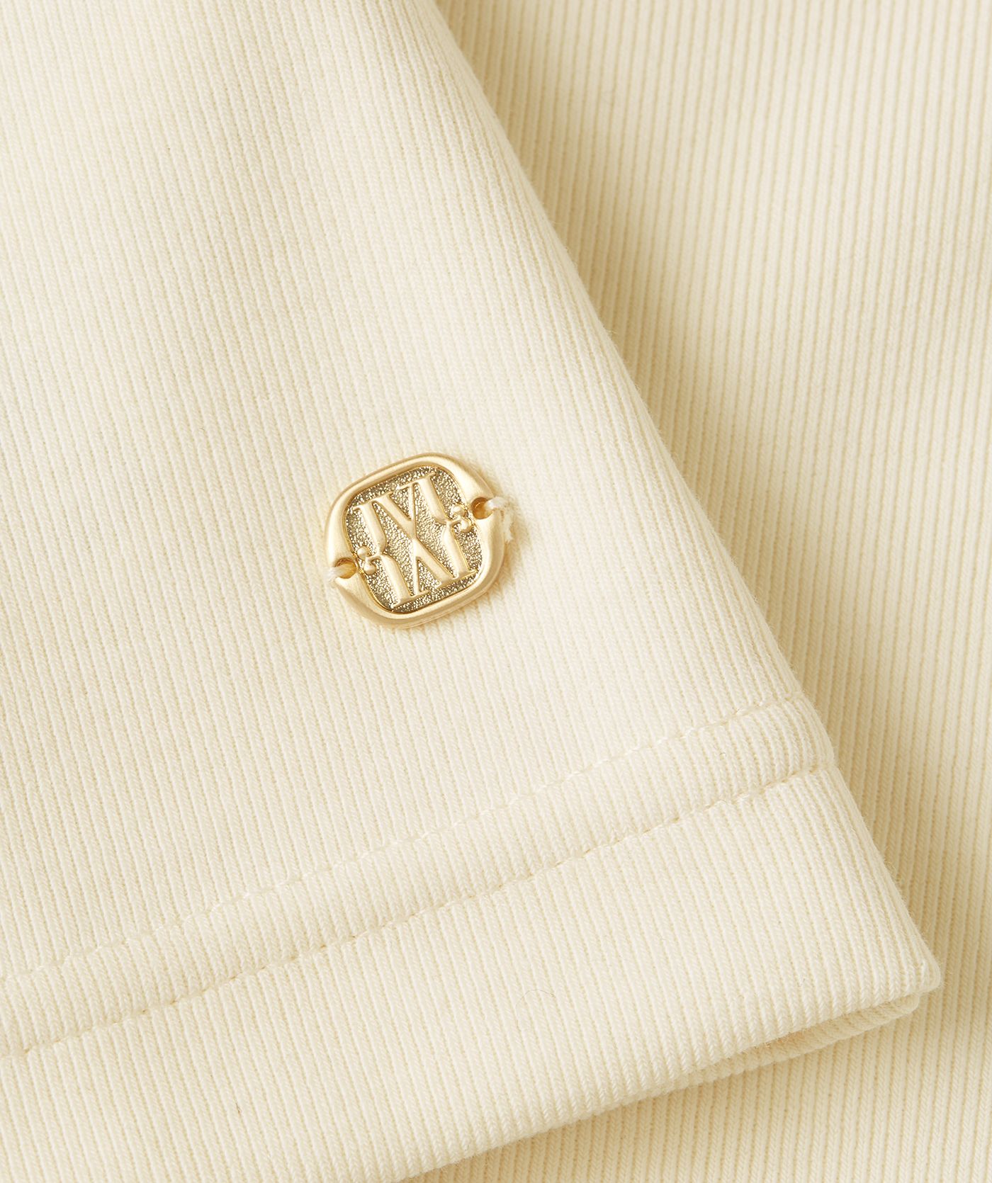 Close-up goudkleurige JOSH V monogram