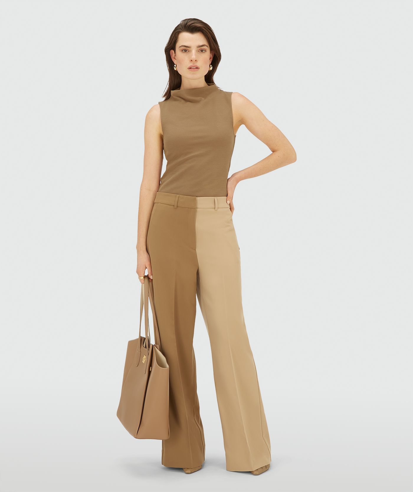 Model draagt een Light Khaki sleeveless jersey top 