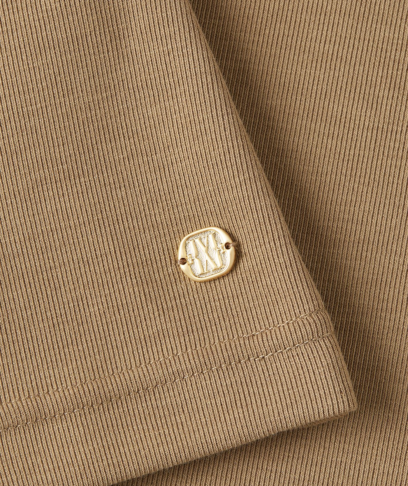 Close-up goudkleurig JOSH V embleem