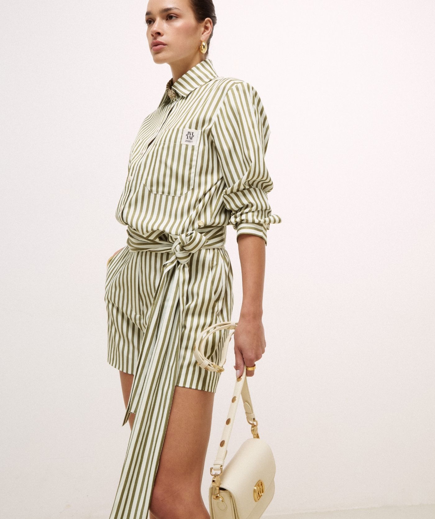 Model draagt een mid rise wide leg shorts met strepen in de kleur Dark Pistachio Stripe