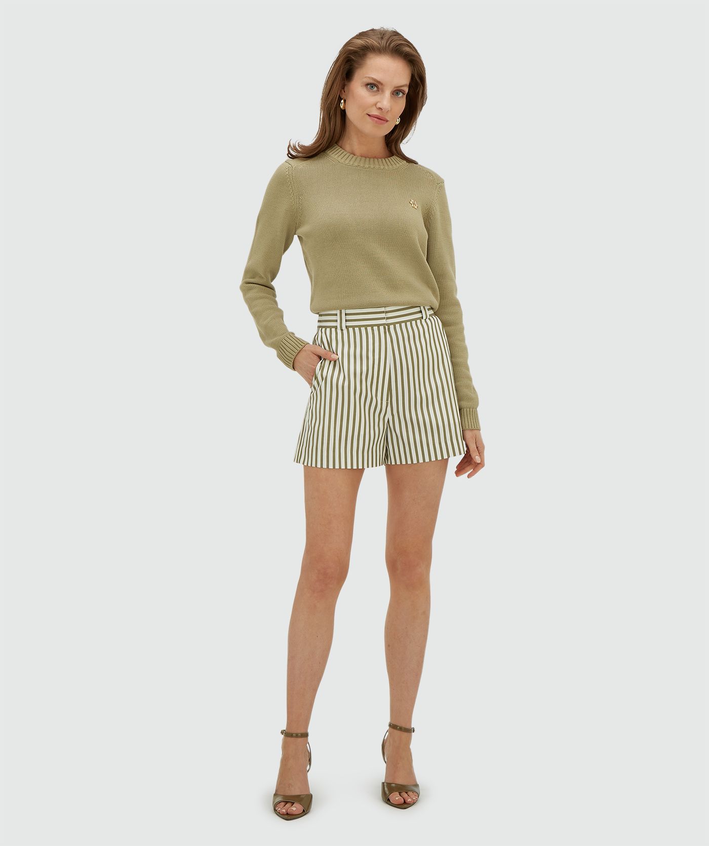 Model draagt een mid rise wide leg shorts met strepen in de kleur Dark Pistachio Stripe