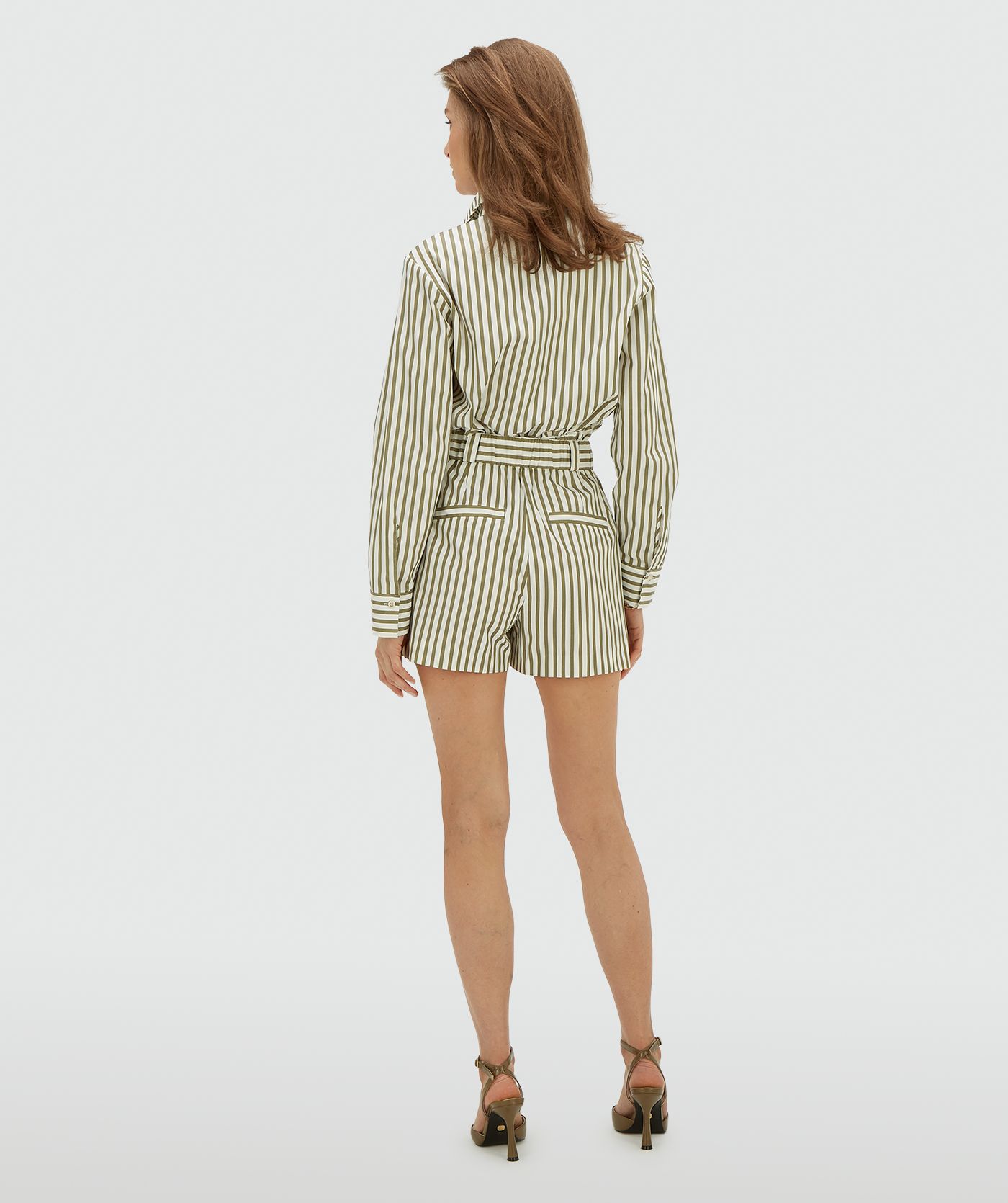 Achteraanzicht van een model in een mid rise wide leg shorts met strepen in de kleur Dark Pistachio Stripe