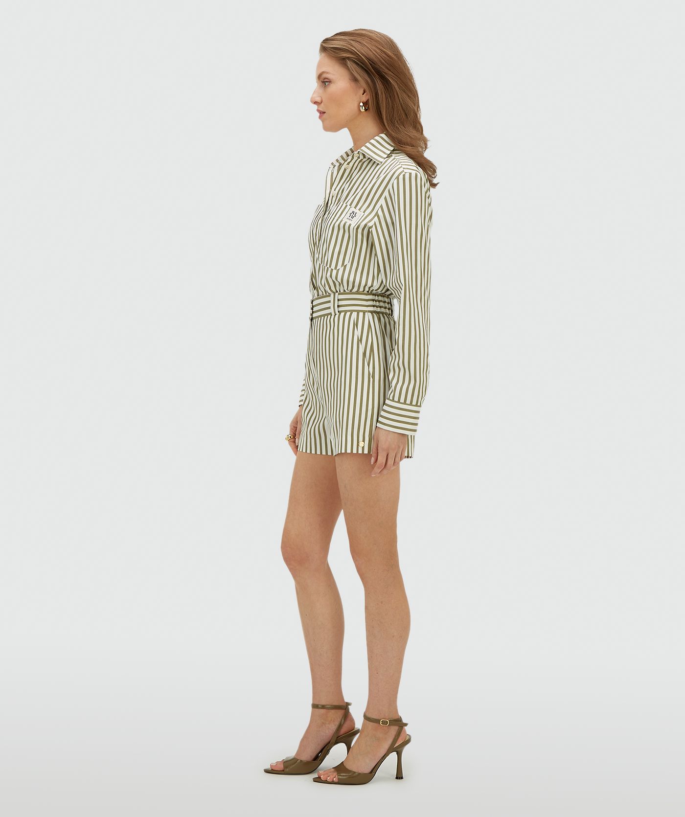 Zijaanzicht van een model in een mid rise wide leg shorts met strepen in de kleur Dark Pistachio Stripe