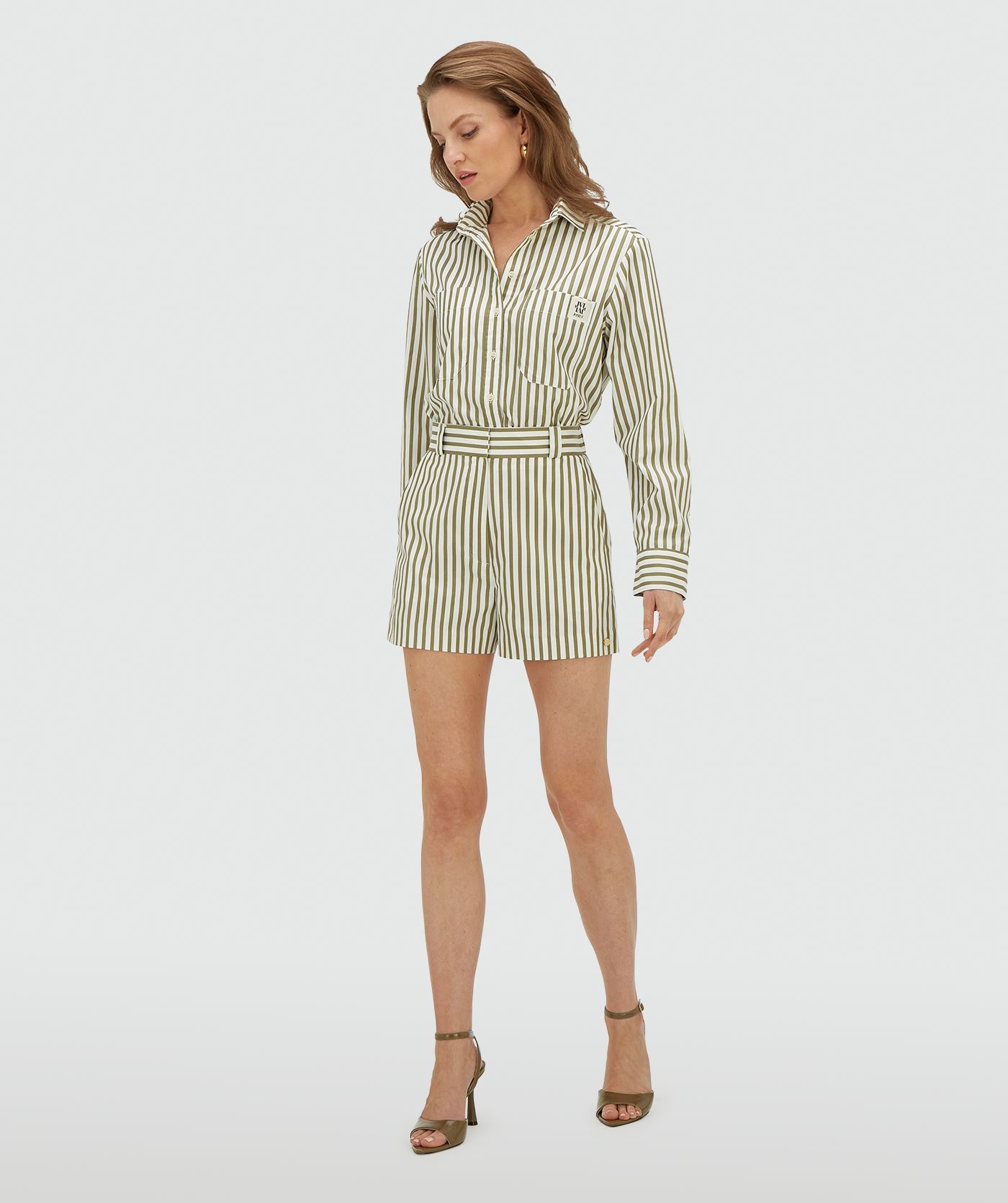 Model draagt een mid rise wide leg shorts met strepen in de kleur Dark Pistachio Stripe