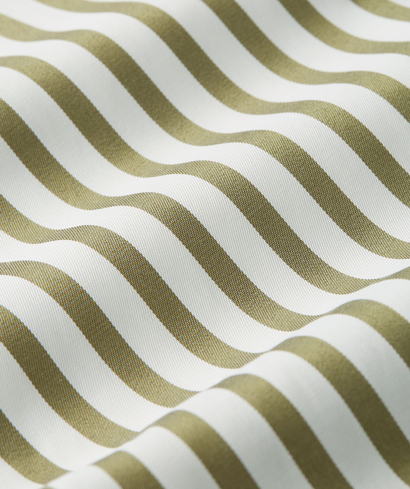 Close-up van een mid rise wide leg shorts met strepen in de kleur Dark Pistachio Stripe