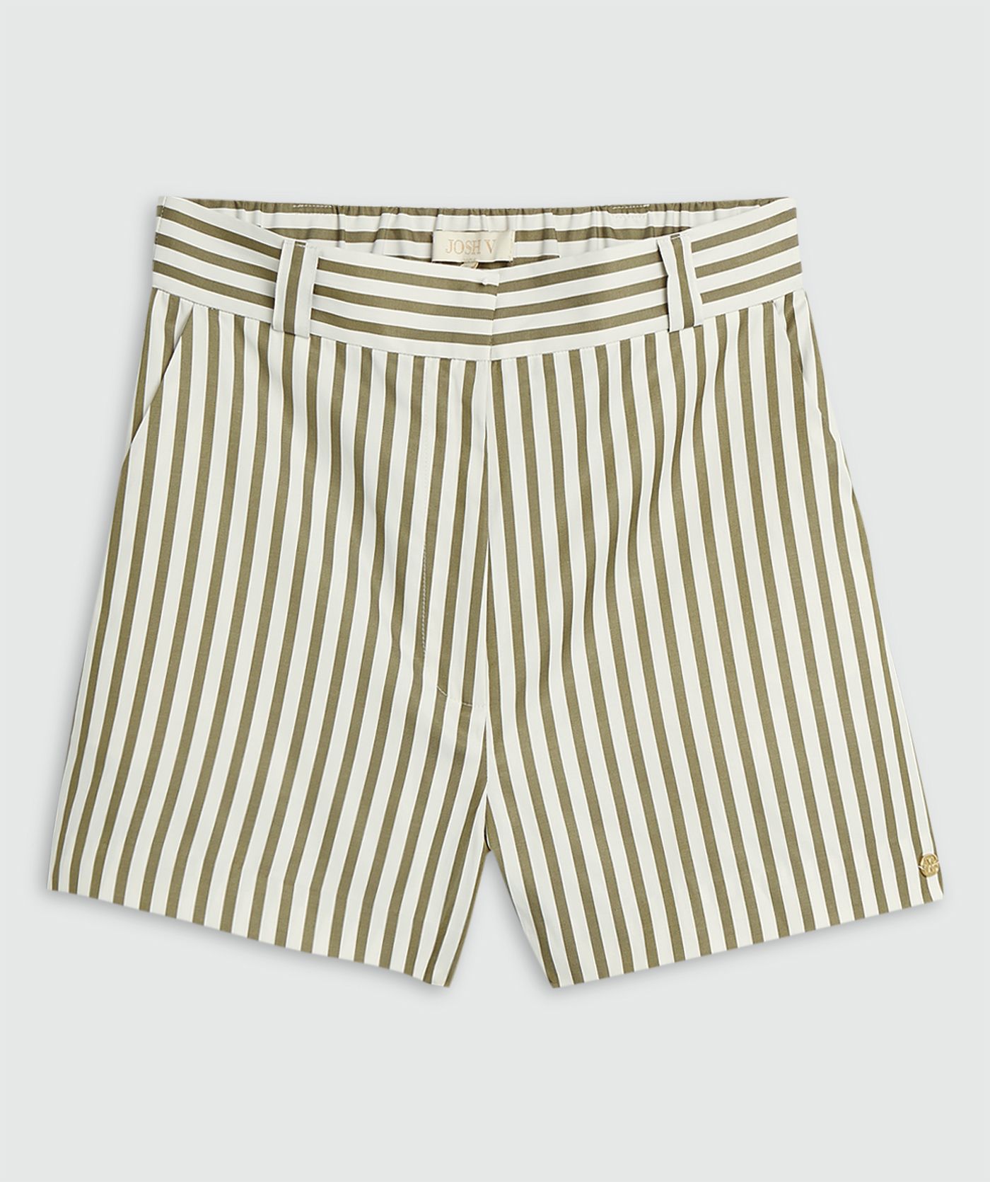 Een mid rise wide leg shorts met strepen in de kleur Dark Pistachio Stripe, weergegeven op een lichtgrijze achtergrond
